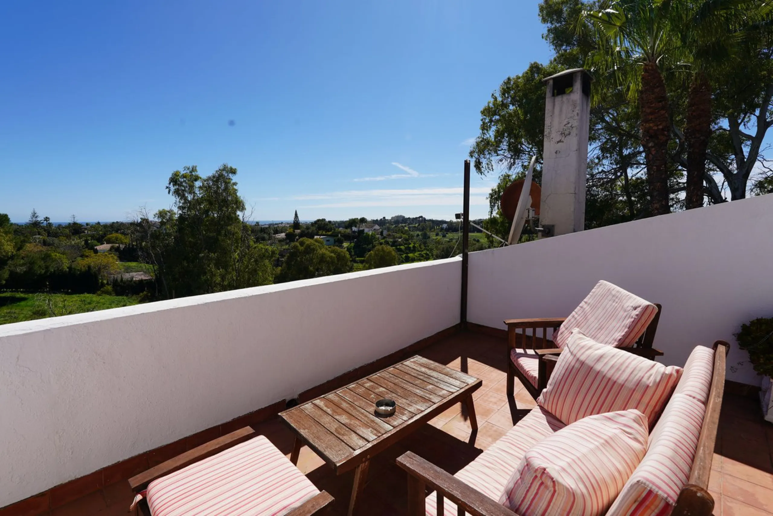 This is a fantastic opportunity to acquire what could become an absolutely magnificent property, ideally located in an up-and-coming area next to the highly sought-after Guadalmina Alta.