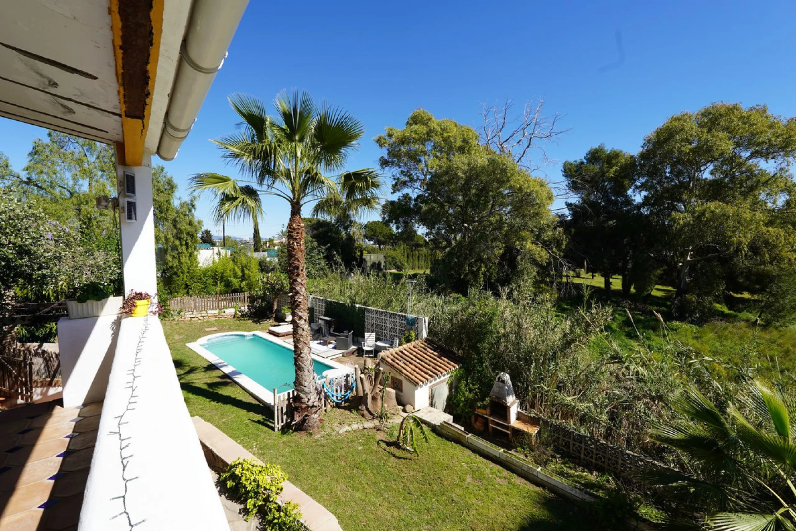 This is a fantastic opportunity to acquire what could become an absolutely magnificent property, ideally located in an up-and-coming area next to the highly sought-after Guadalmina Alta.