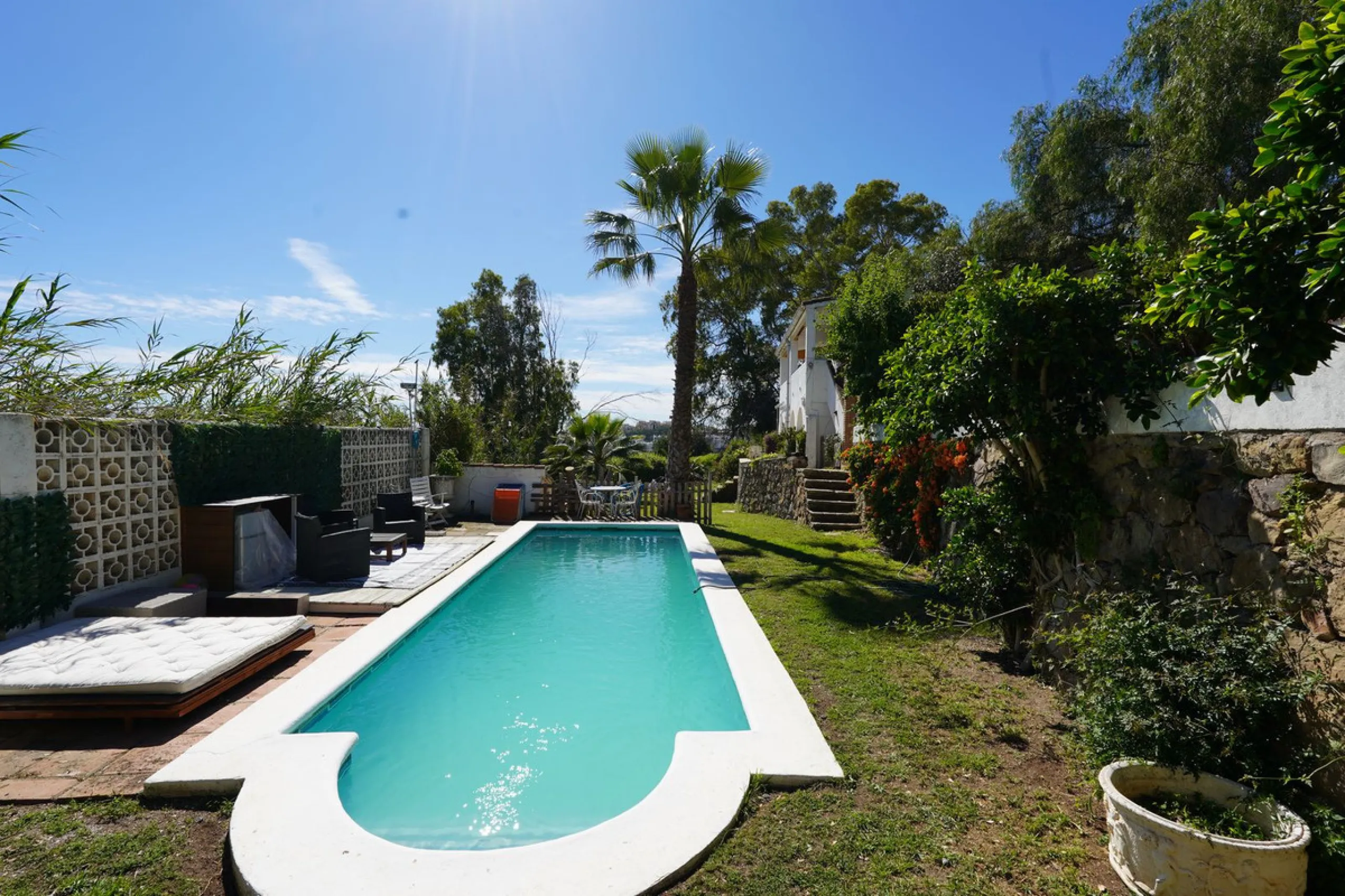 This is a fantastic opportunity to acquire what could become an absolutely magnificent property, ideally located in an up-and-coming area next to the highly sought-after Guadalmina Alta.