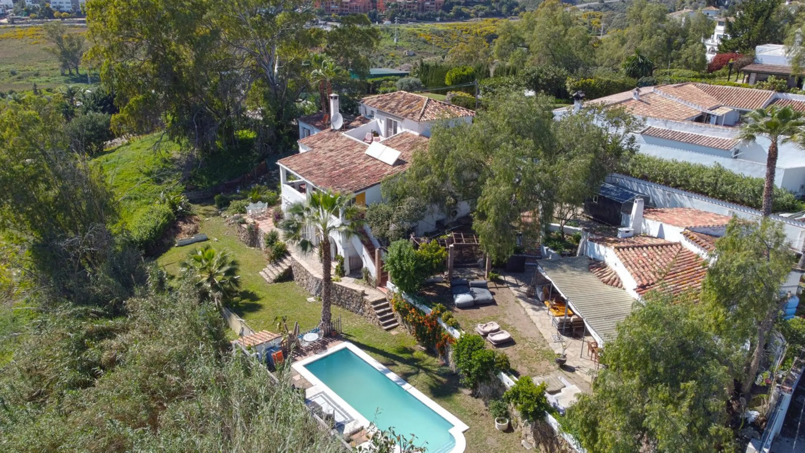 This is a fantastic opportunity to acquire what could become an absolutely magnificent property, ideally located in an up-and-coming area next to the highly sought-after Guadalmina Alta.