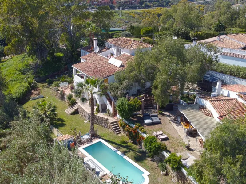 This is a fantastic opportunity to acquire what could become an absolutely magnificent property, ideally located in an up-and-coming area next to the highly sought-after Guadalmina Alta.
