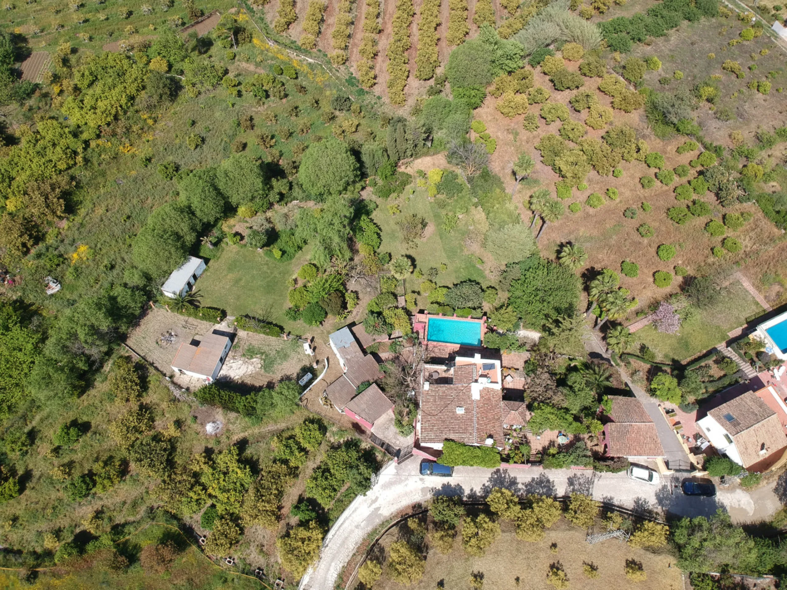 This hidden gem is nestled in a green oasis of nearly 4000m2, located 5 km from the lively village of Alhaurin el Grande, 20 km from the beaches of La Cala de Mijas, and 30 km from Malaga airport. Behind the walls of this historic estate lies a verdant wo