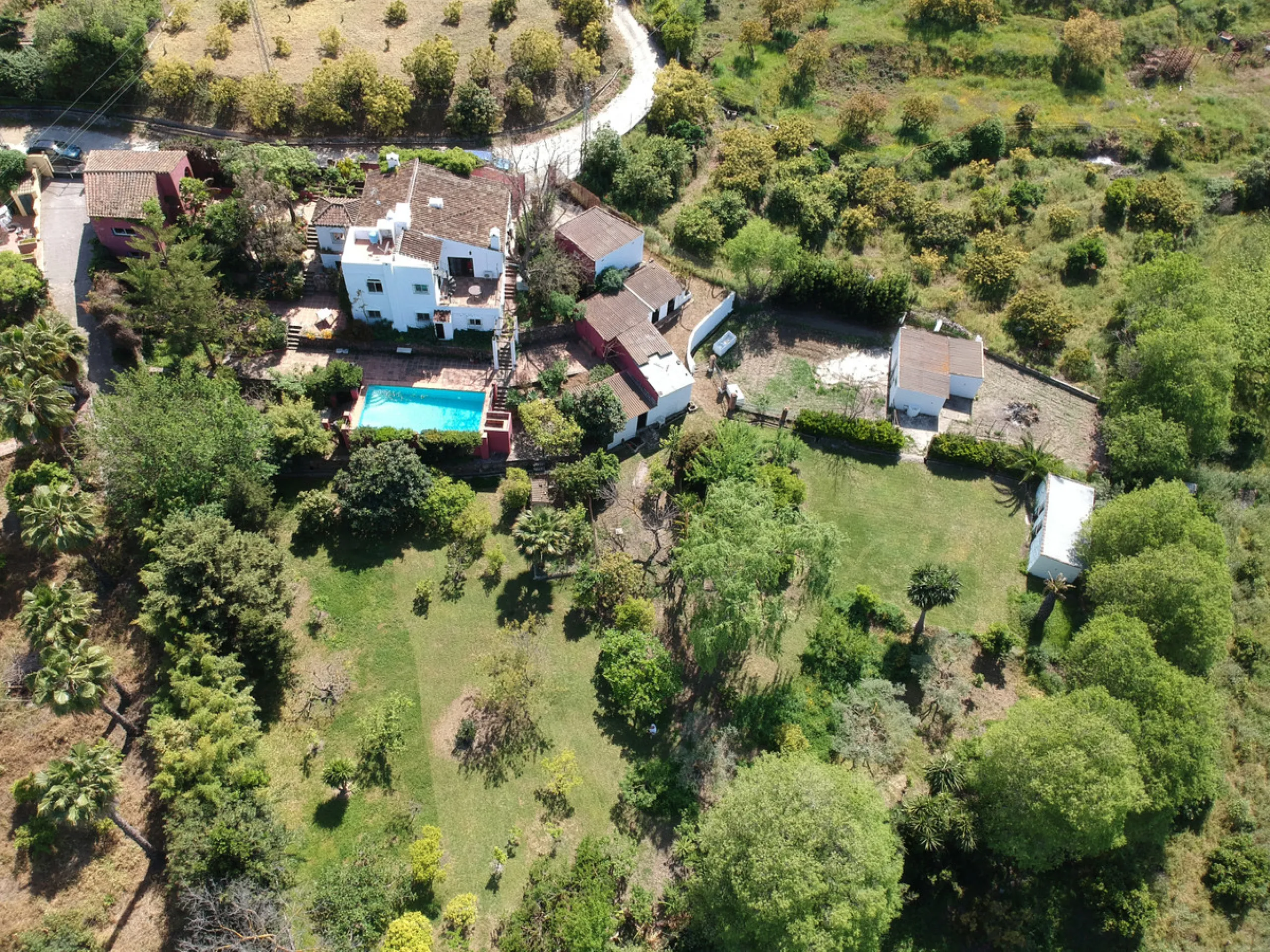This hidden gem is nestled in a green oasis of nearly 4000m2, located 5 km from the lively village of Alhaurin el Grande, 20 km from the beaches of La Cala de Mijas, and 30 km from Malaga airport. Behind the walls of this historic estate lies a verdant wo