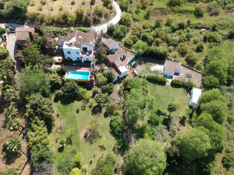 This hidden gem is nestled in a green oasis of nearly 4000m2, located 5 km from the lively village of Alhaurin el Grande, 20 km from the beaches of La Cala de Mijas, and 30 km from Malaga airport. Behind the walls of this historic estate lies a verdant wo