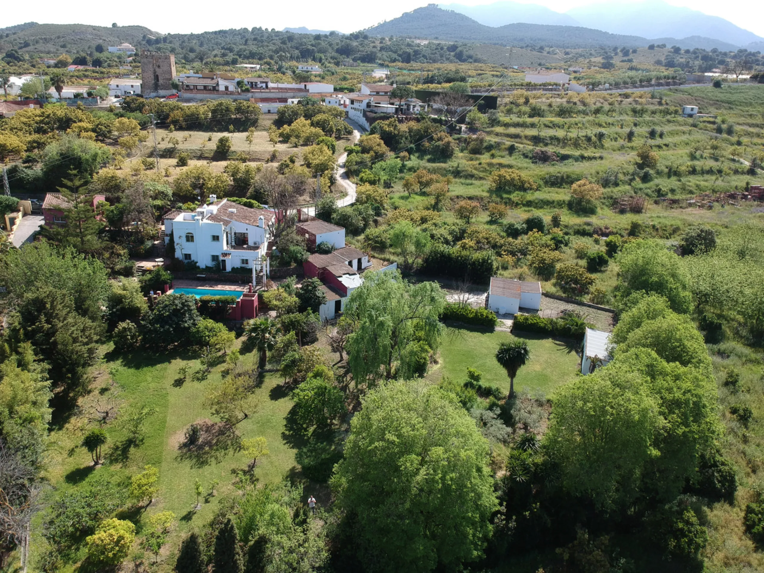 This hidden gem is nestled in a green oasis of nearly 4000m2, located 5 km from the lively village of Alhaurin el Grande, 20 km from the beaches of La Cala de Mijas, and 30 km from Malaga airport. Behind the walls of this historic estate lies a verdant wo