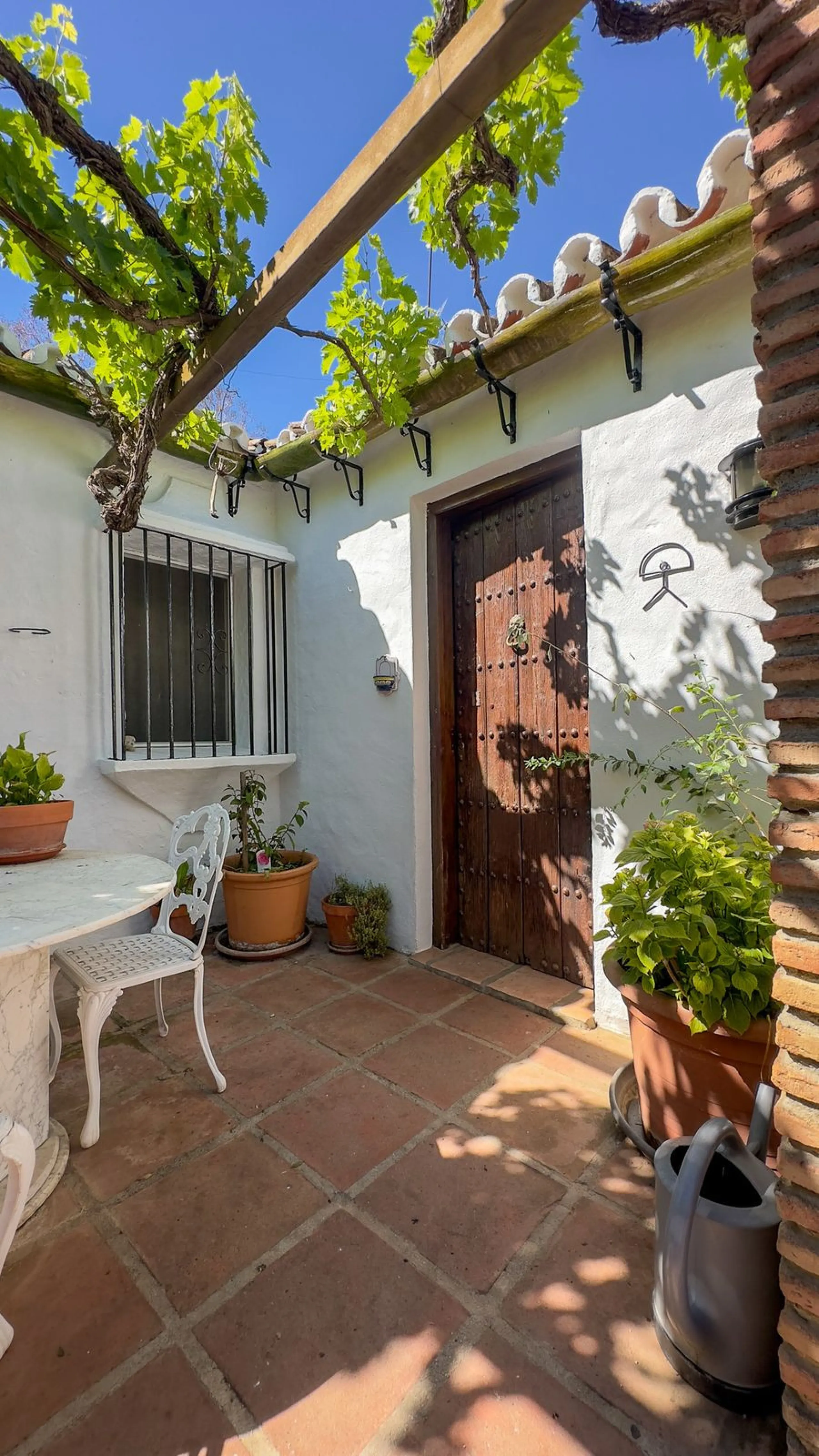 This hidden gem is nestled in a green oasis of nearly 4000m2, located 5 km from the lively village of Alhaurin el Grande, 20 km from the beaches of La Cala de Mijas, and 30 km from Malaga airport. Behind the walls of this historic estate lies a verdant wo