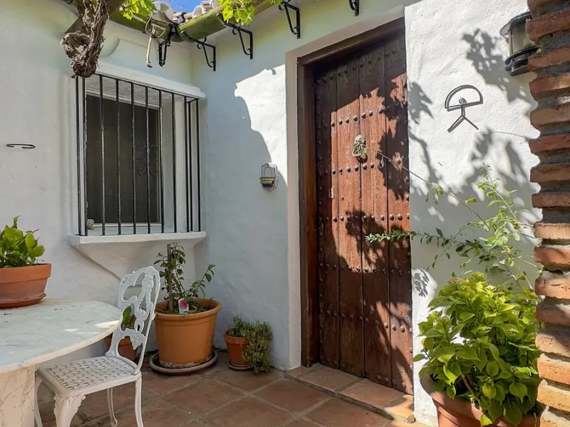 This hidden gem is nestled in a green oasis of nearly 4000m2, located 5 km from the lively village of Alhaurin el Grande, 20 km from the beaches of La Cala de Mijas, and 30 km from Malaga airport. Behind the walls of this historic estate lies a verdant wo
