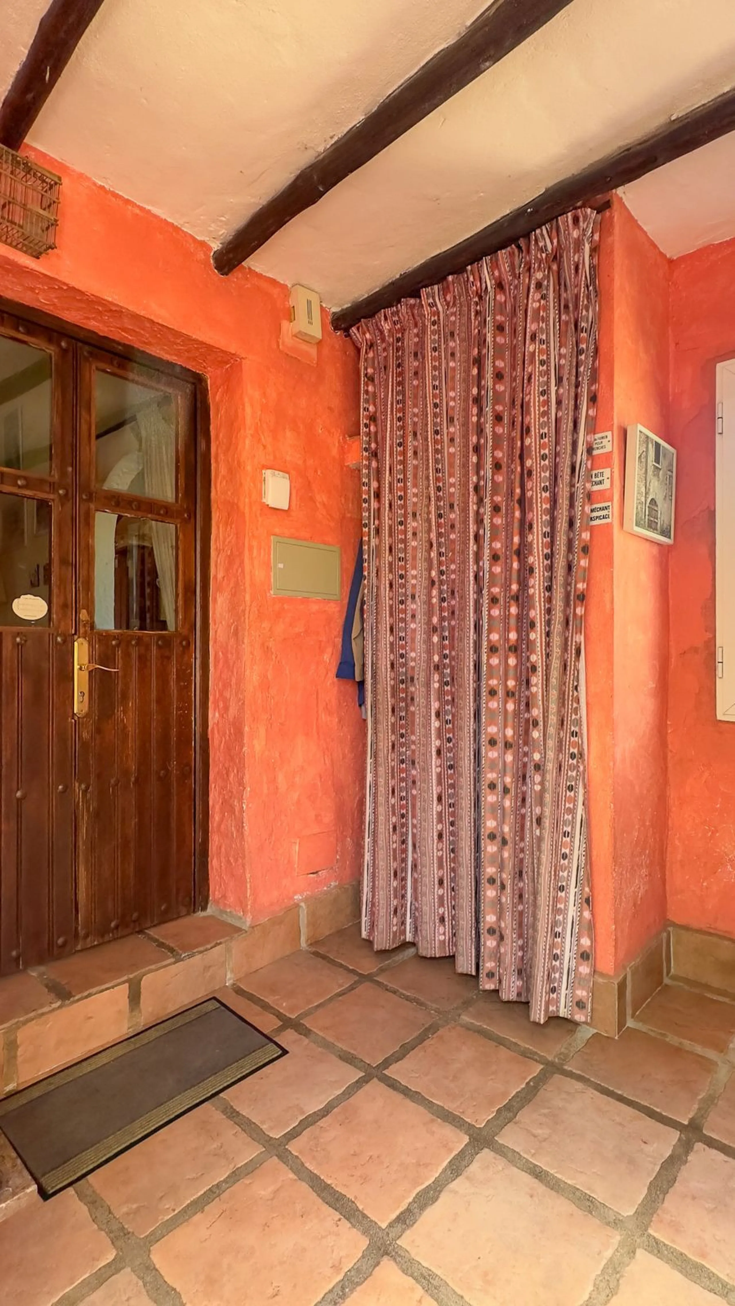 This hidden gem is nestled in a green oasis of nearly 4000m2, located 5 km from the lively village of Alhaurin el Grande, 20 km from the beaches of La Cala de Mijas, and 30 km from Malaga airport. Behind the walls of this historic estate lies a verdant wo