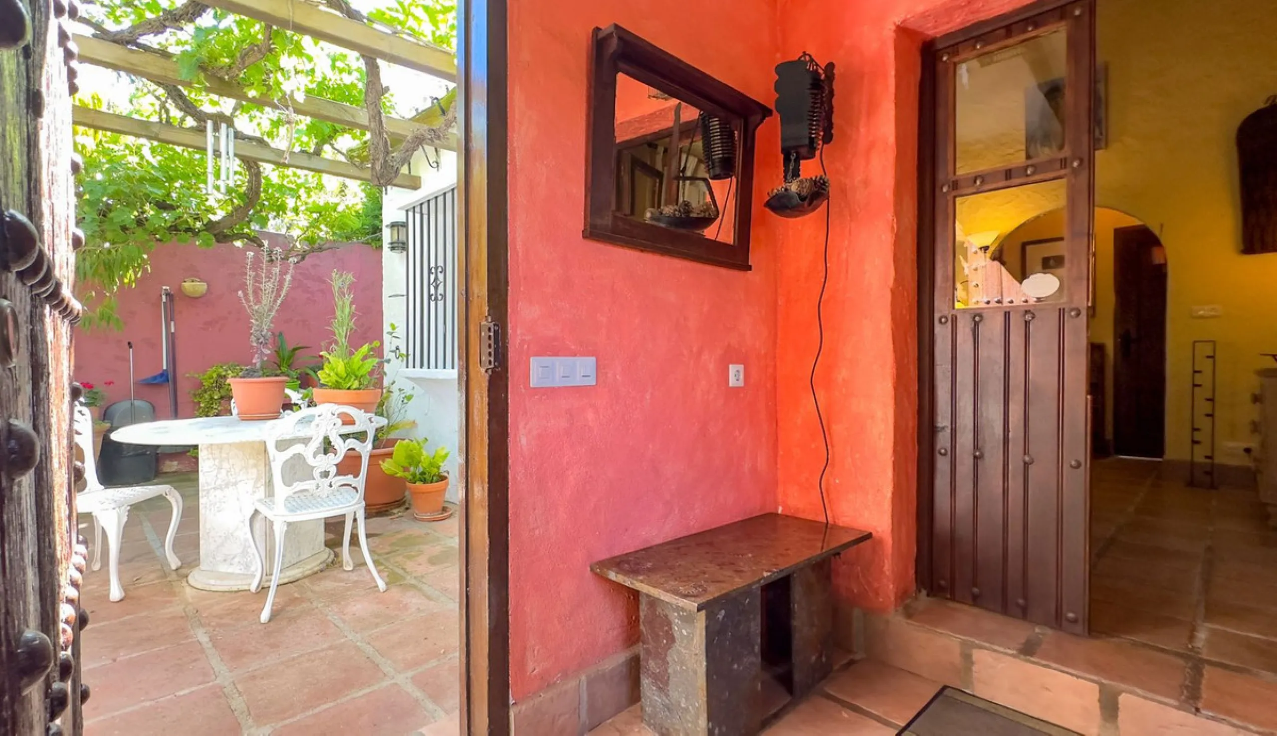 This hidden gem is nestled in a green oasis of nearly 4000m2, located 5 km from the lively village of Alhaurin el Grande, 20 km from the beaches of La Cala de Mijas, and 30 km from Malaga airport. Behind the walls of this historic estate lies a verdant wo