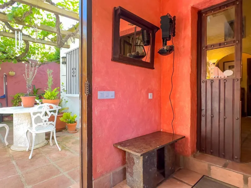 This hidden gem is nestled in a green oasis of nearly 4000m2, located 5 km from the lively village of Alhaurin el Grande, 20 km from the beaches of La Cala de Mijas, and 30 km from Malaga airport. Behind the walls of this historic estate lies a verdant wo