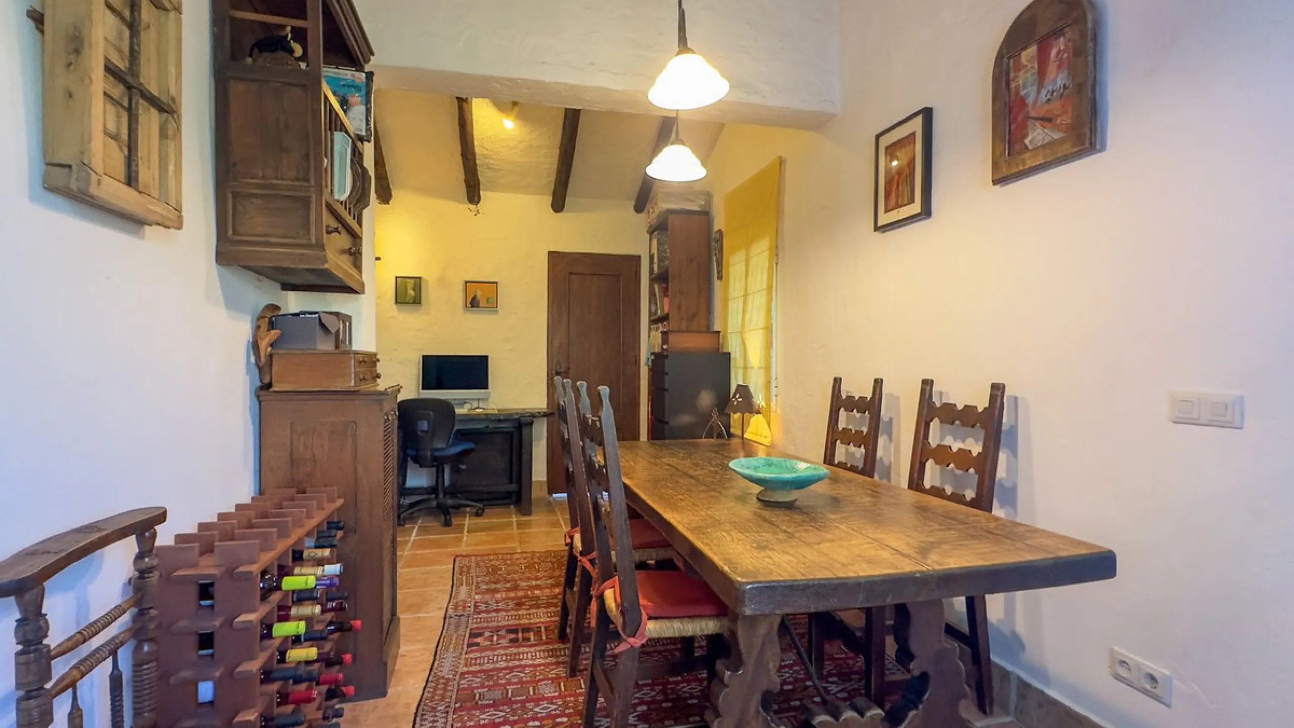 This hidden gem is nestled in a green oasis of nearly 4000m2, located 5 km from the lively village of Alhaurin el Grande, 20 km from the beaches of La Cala de Mijas, and 30 km from Malaga airport. Behind the walls of this historic estate lies a verdant wo