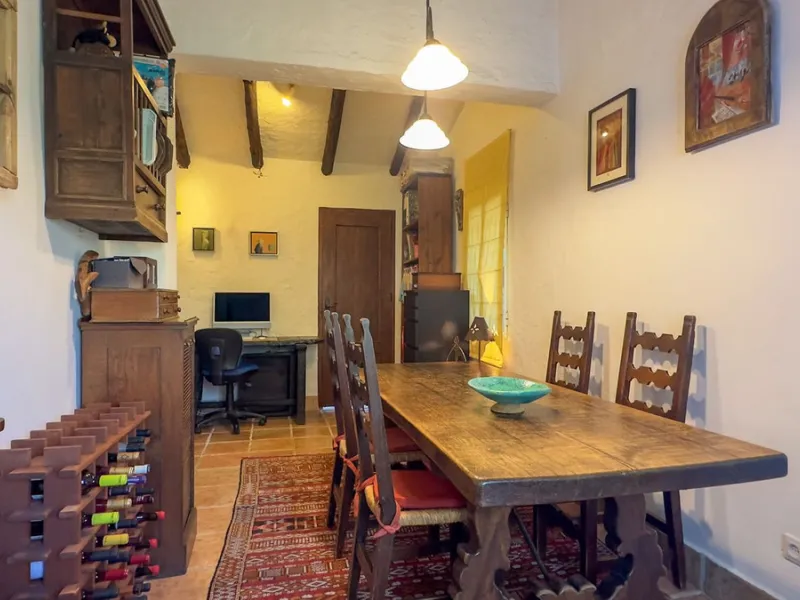 This hidden gem is nestled in a green oasis of nearly 4000m2, located 5 km from the lively village of Alhaurin el Grande, 20 km from the beaches of La Cala de Mijas, and 30 km from Malaga airport. Behind the walls of this historic estate lies a verdant wo