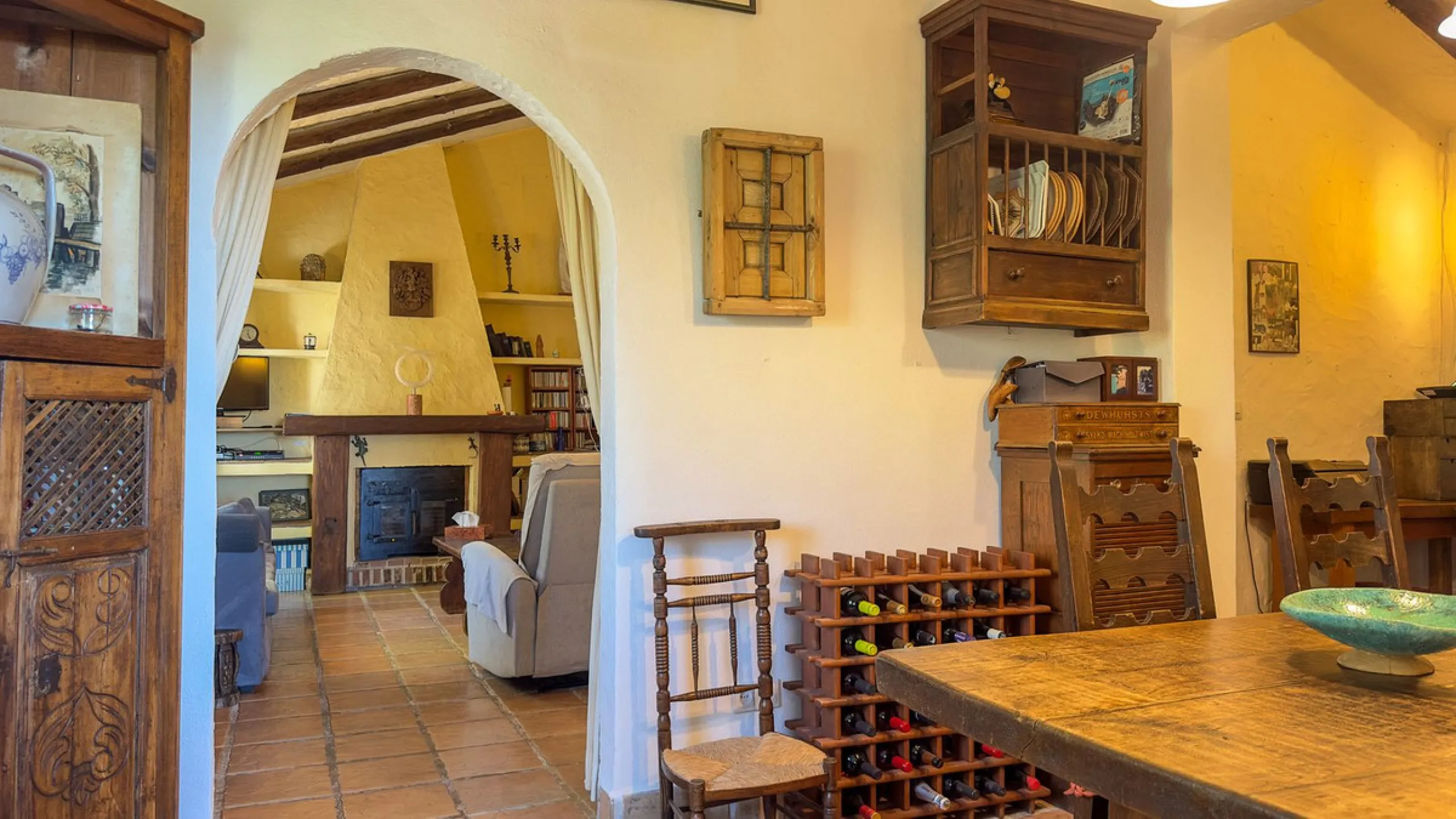This hidden gem is nestled in a green oasis of nearly 4000m2, located 5 km from the lively village of Alhaurin el Grande, 20 km from the beaches of La Cala de Mijas, and 30 km from Malaga airport. Behind the walls of this historic estate lies a verdant wo