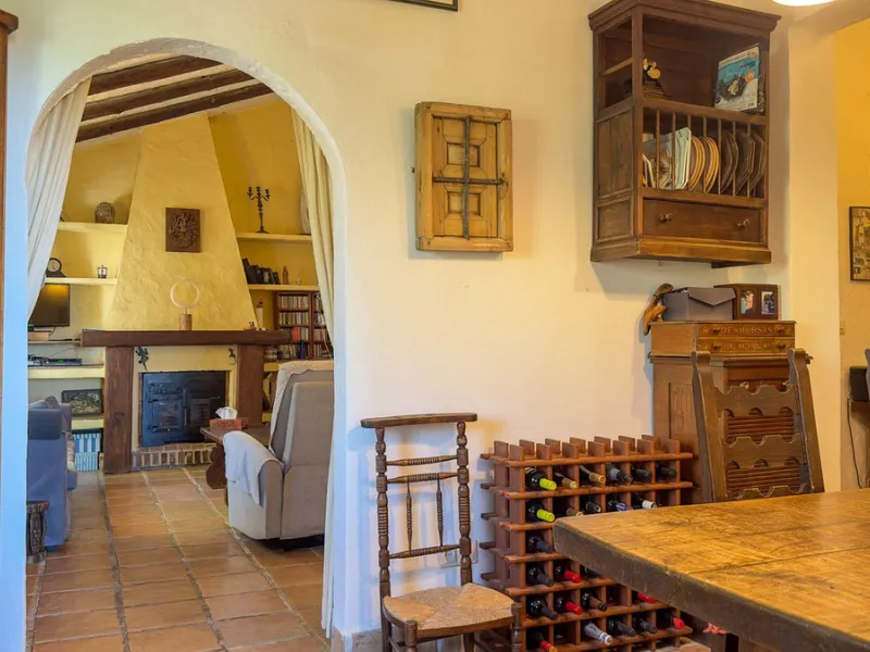 This hidden gem is nestled in a green oasis of nearly 4000m2, located 5 km from the lively village of Alhaurin el Grande, 20 km from the beaches of La Cala de Mijas, and 30 km from Malaga airport. Behind the walls of this historic estate lies a verdant wo