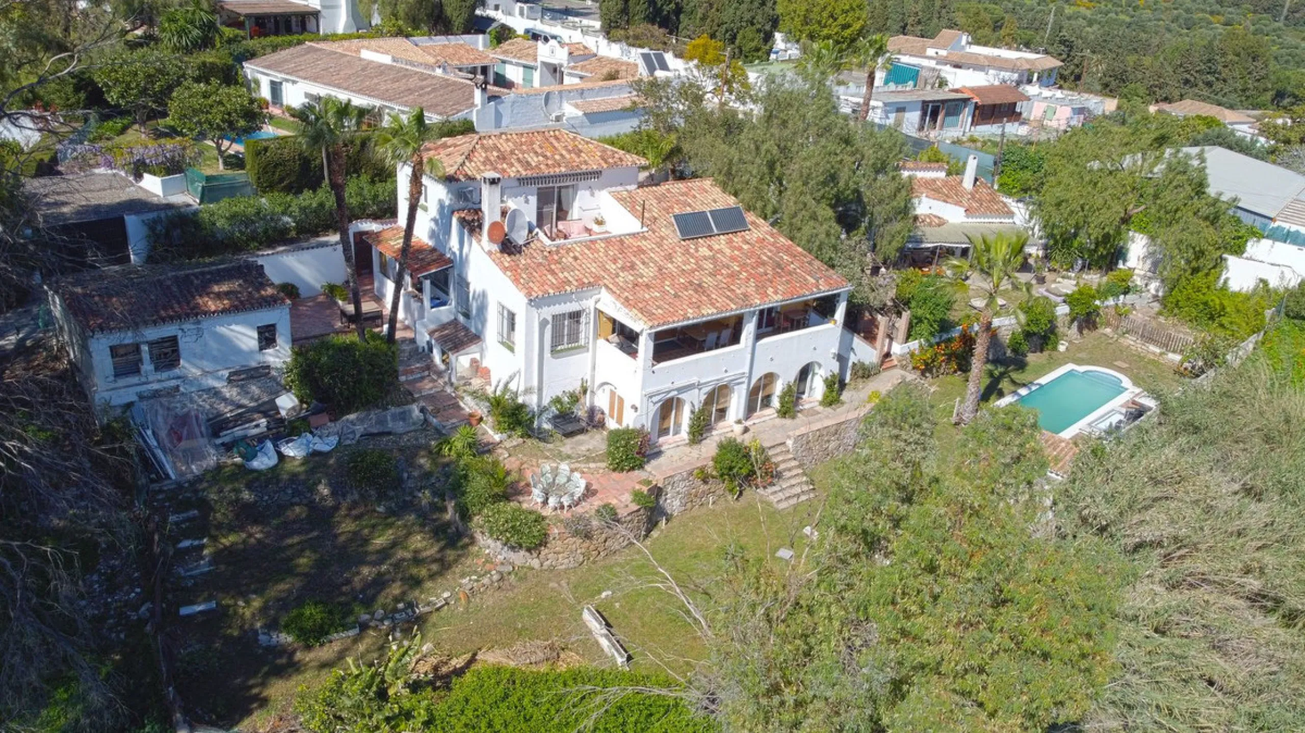 This is a fantastic opportunity to acquire what could become an absolutely magnificent property, ideally located in an up-and-coming area next to the highly sought-after Guadalmina Alta.