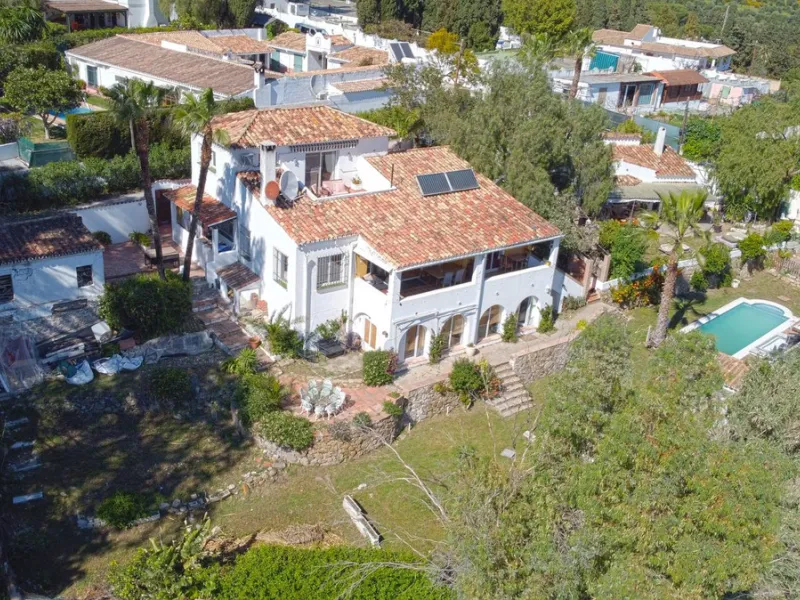 This is a fantastic opportunity to acquire what could become an absolutely magnificent property, ideally located in an up-and-coming area next to the highly sought-after Guadalmina Alta.