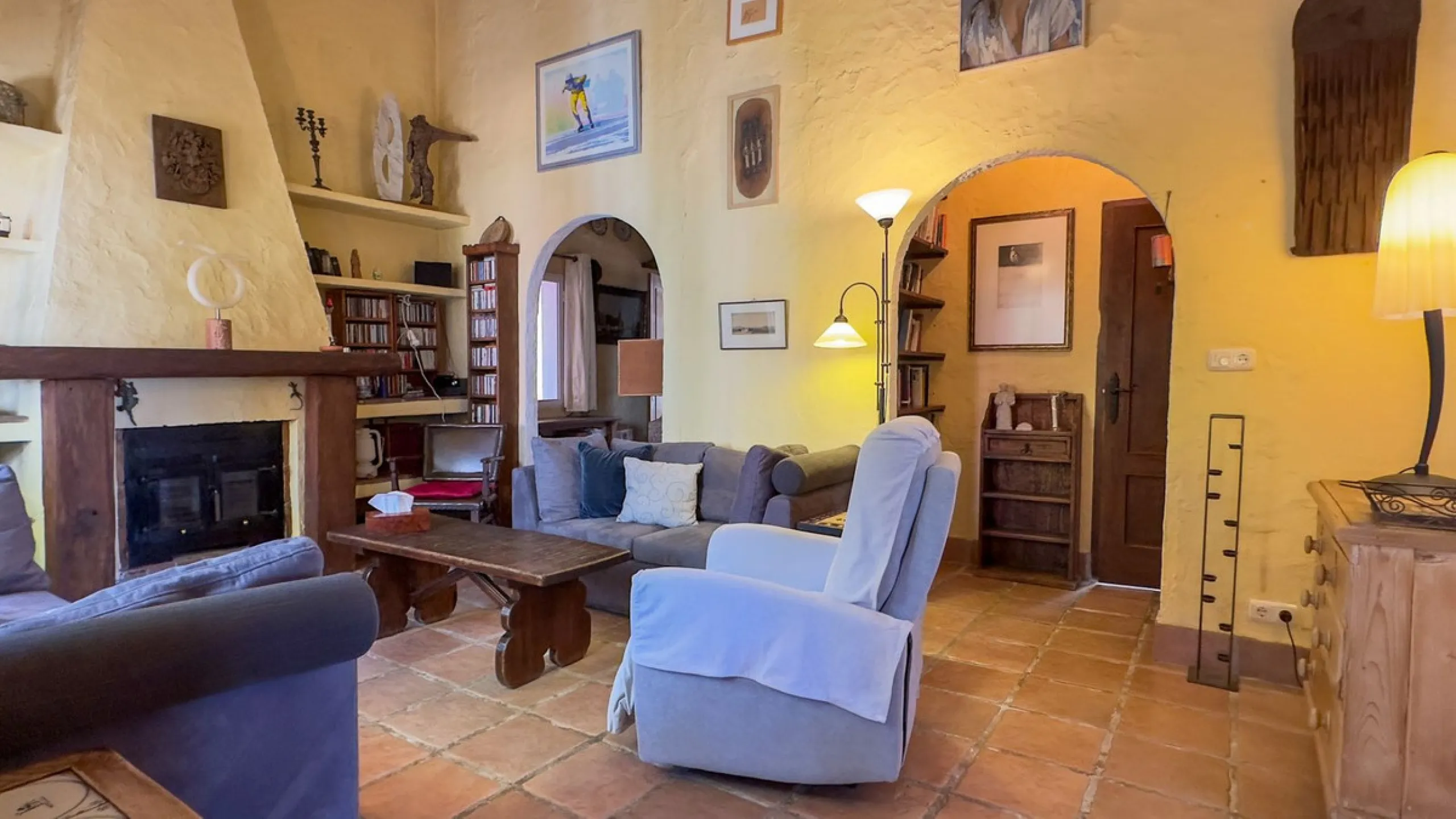 This hidden gem is nestled in a green oasis of nearly 4000m2, located 5 km from the lively village of Alhaurin el Grande, 20 km from the beaches of La Cala de Mijas, and 30 km from Malaga airport. Behind the walls of this historic estate lies a verdant wo