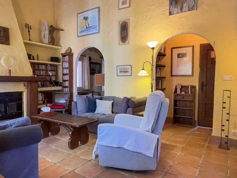 This hidden gem is nestled in a green oasis of nearly 4000m2, located 5 km from the lively village of Alhaurin el Grande, 20 km from the beaches of La Cala de Mijas, and 30 km from Malaga airport. Behind the walls of this historic estate lies a verdant wo