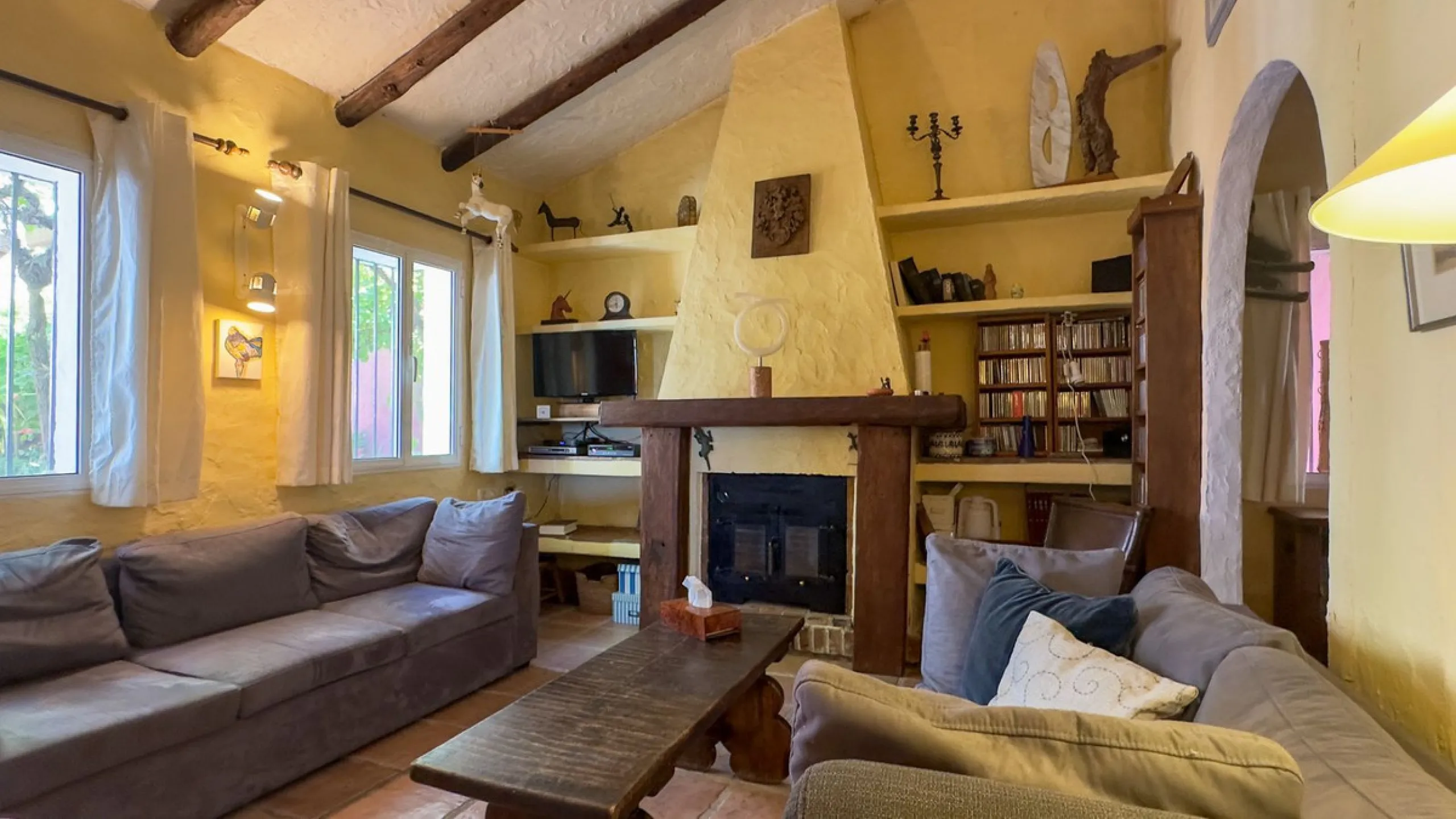 This hidden gem is nestled in a green oasis of nearly 4000m2, located 5 km from the lively village of Alhaurin el Grande, 20 km from the beaches of La Cala de Mijas, and 30 km from Malaga airport. Behind the walls of this historic estate lies a verdant wo