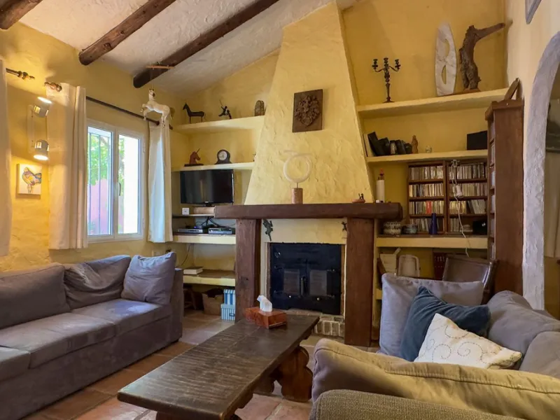 This hidden gem is nestled in a green oasis of nearly 4000m2, located 5 km from the lively village of Alhaurin el Grande, 20 km from the beaches of La Cala de Mijas, and 30 km from Malaga airport. Behind the walls of this historic estate lies a verdant wo