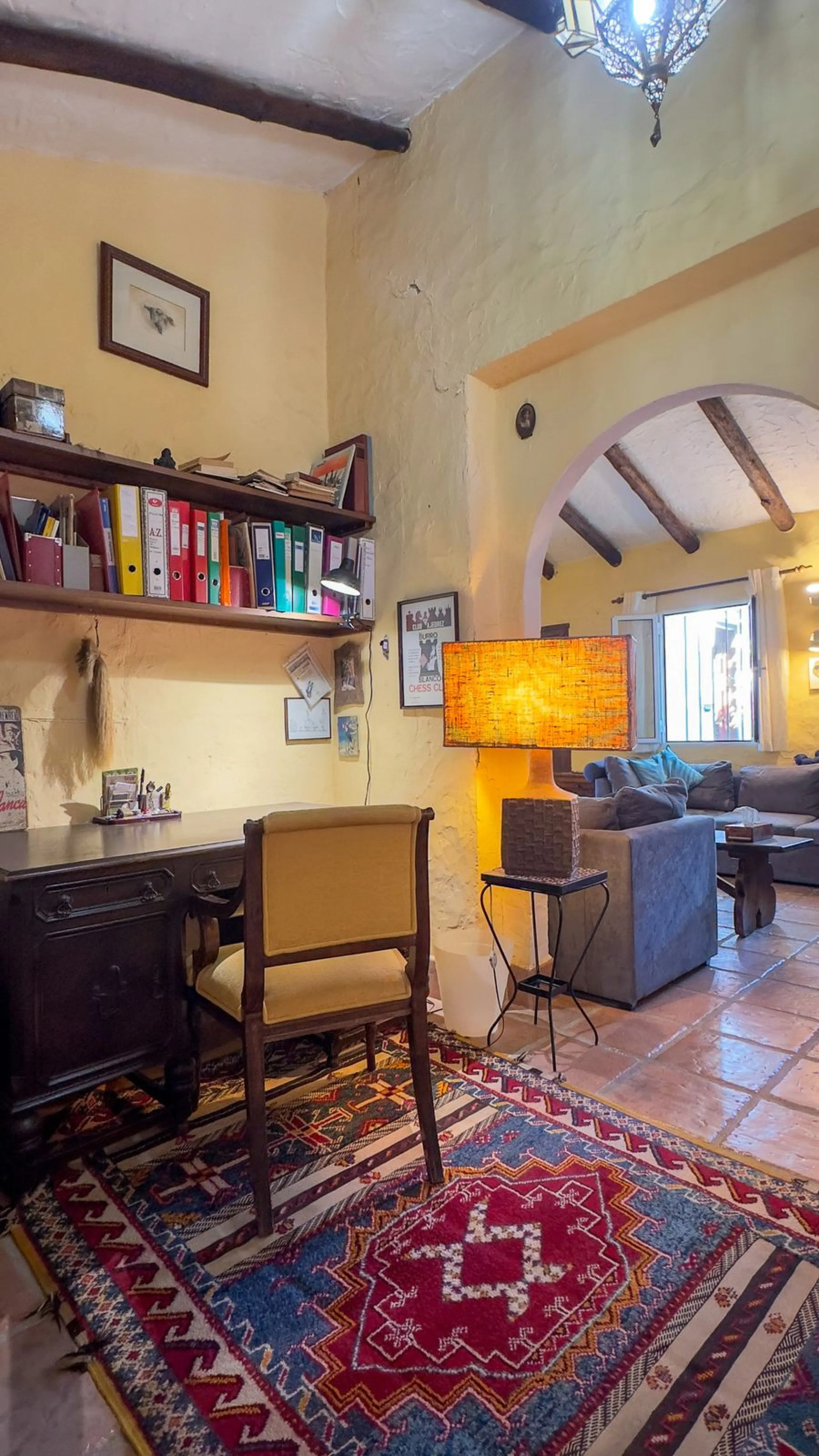 This hidden gem is nestled in a green oasis of nearly 4000m2, located 5 km from the lively village of Alhaurin el Grande, 20 km from the beaches of La Cala de Mijas, and 30 km from Malaga airport. Behind the walls of this historic estate lies a verdant wo