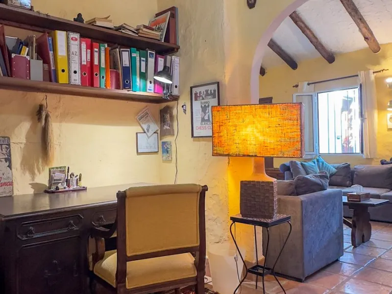 This hidden gem is nestled in a green oasis of nearly 4000m2, located 5 km from the lively village of Alhaurin el Grande, 20 km from the beaches of La Cala de Mijas, and 30 km from Malaga airport. Behind the walls of this historic estate lies a verdant wo
