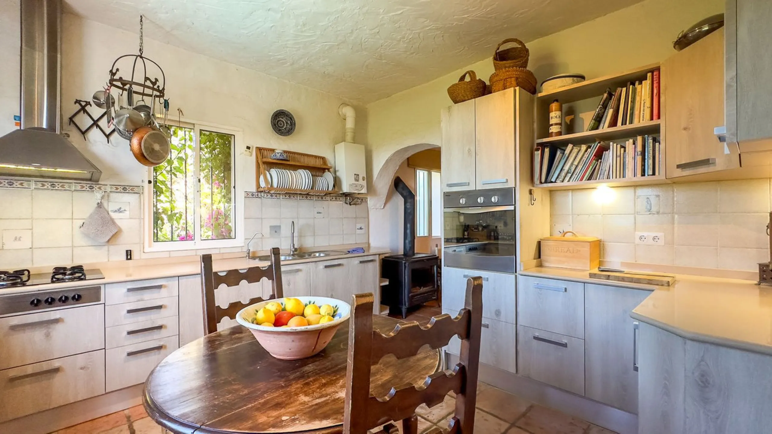 This hidden gem is nestled in a green oasis of nearly 4000m2, located 5 km from the lively village of Alhaurin el Grande, 20 km from the beaches of La Cala de Mijas, and 30 km from Malaga airport. Behind the walls of this historic estate lies a verdant wo