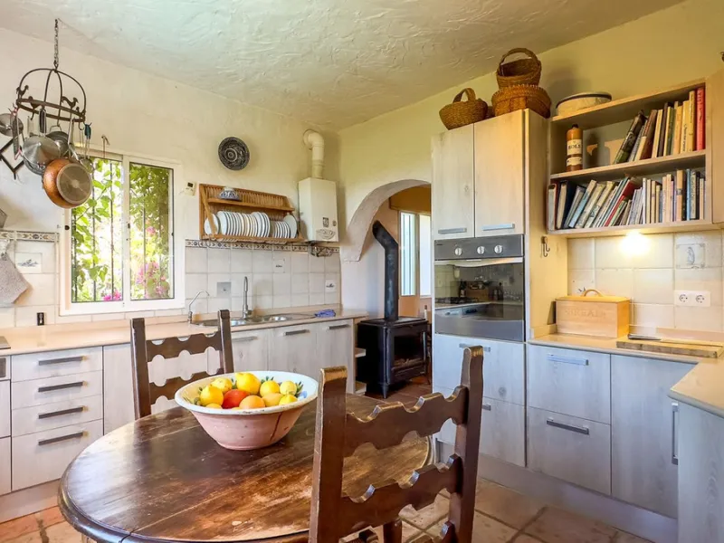 This hidden gem is nestled in a green oasis of nearly 4000m2, located 5 km from the lively village of Alhaurin el Grande, 20 km from the beaches of La Cala de Mijas, and 30 km from Malaga airport. Behind the walls of this historic estate lies a verdant wo