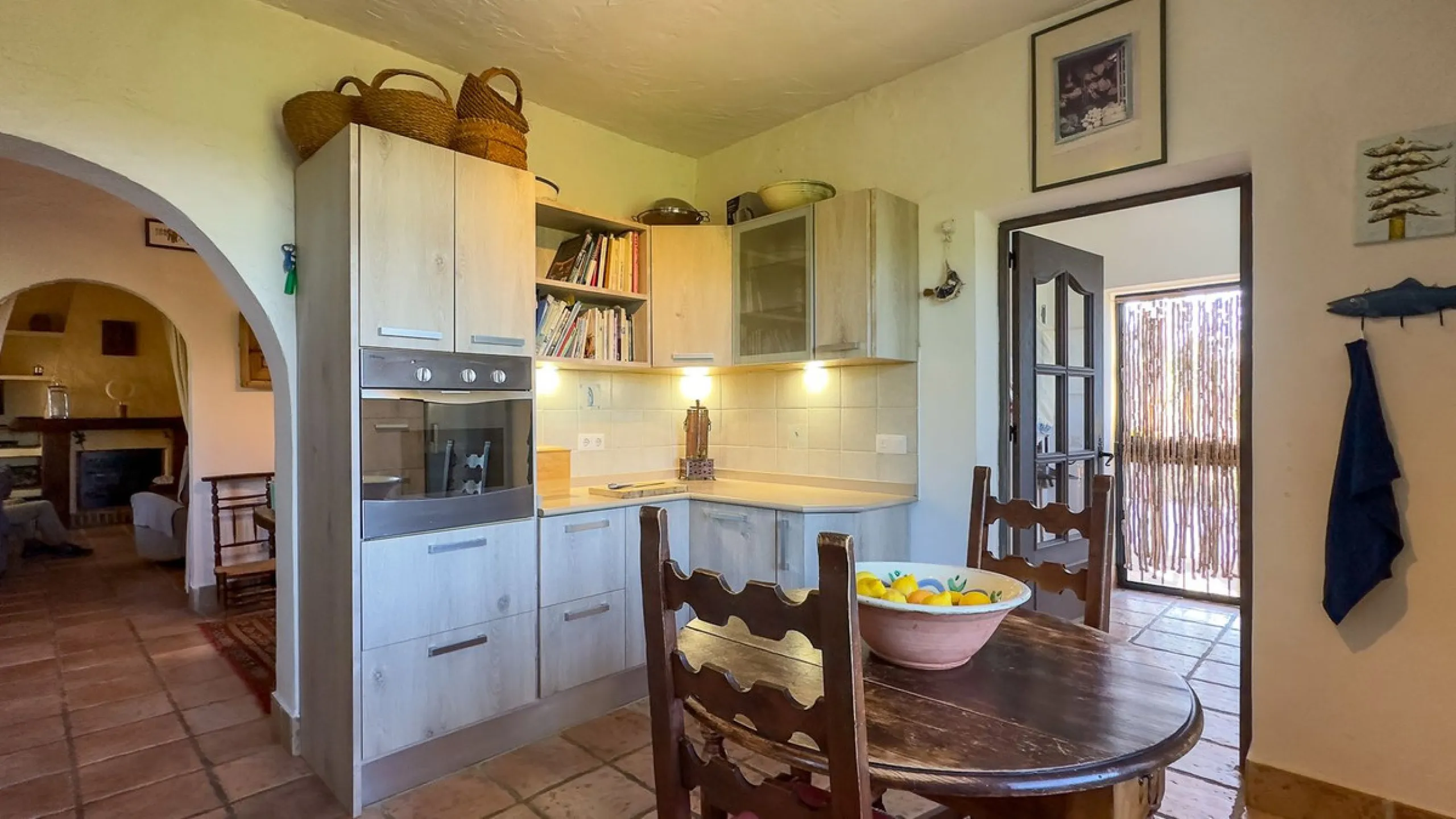 This hidden gem is nestled in a green oasis of nearly 4000m2, located 5 km from the lively village of Alhaurin el Grande, 20 km from the beaches of La Cala de Mijas, and 30 km from Malaga airport. Behind the walls of this historic estate lies a verdant wo