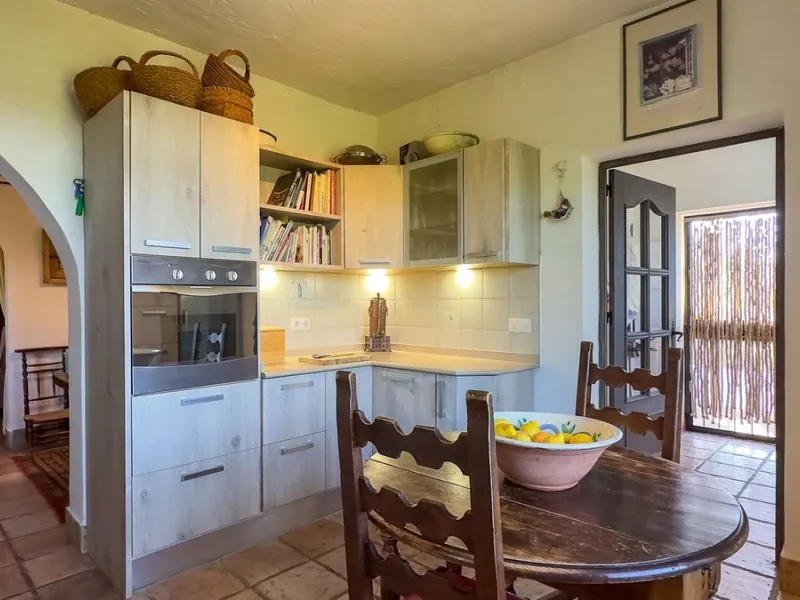 This hidden gem is nestled in a green oasis of nearly 4000m2, located 5 km from the lively village of Alhaurin el Grande, 20 km from the beaches of La Cala de Mijas, and 30 km from Malaga airport. Behind the walls of this historic estate lies a verdant wo