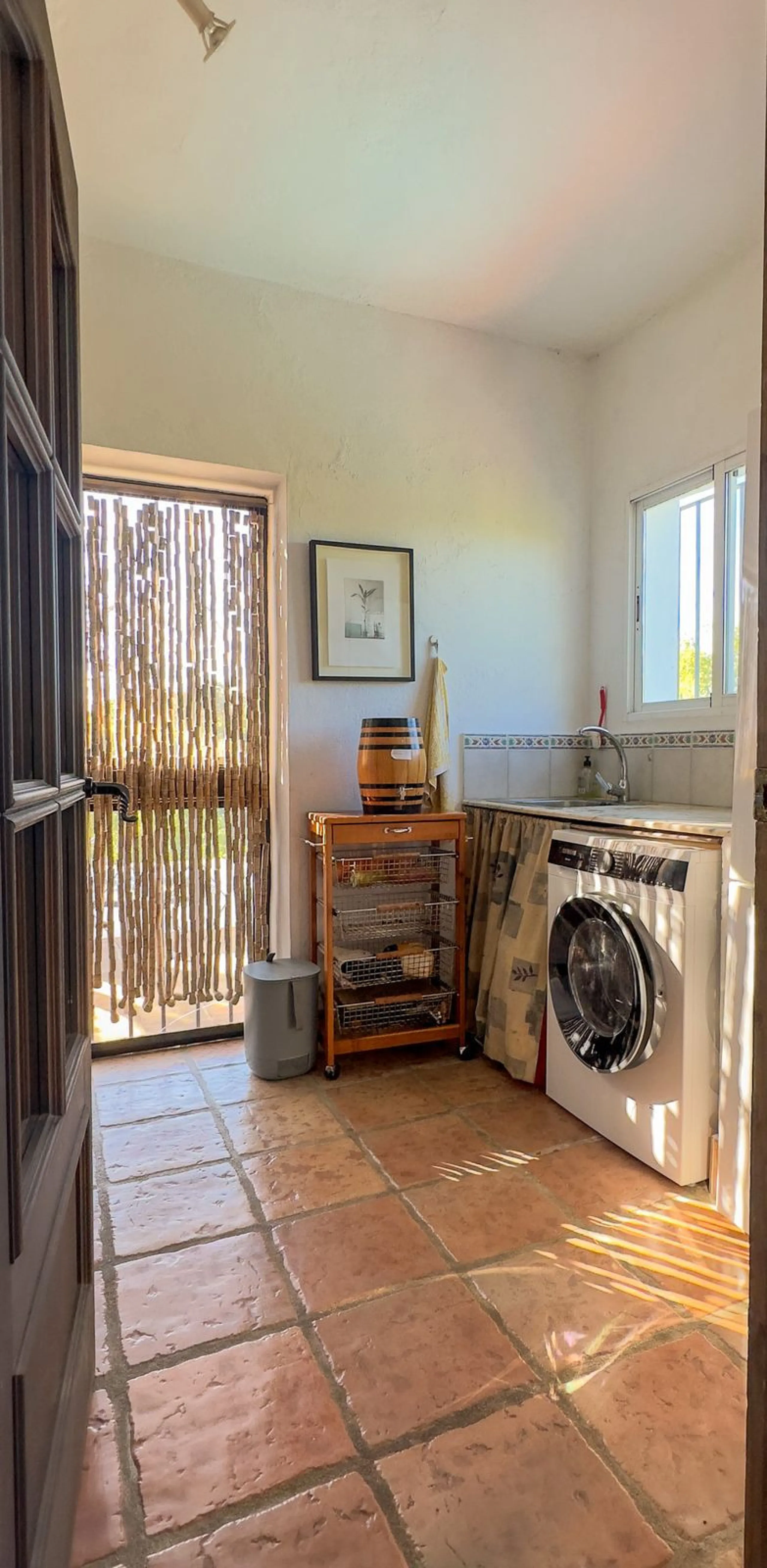 This hidden gem is nestled in a green oasis of nearly 4000m2, located 5 km from the lively village of Alhaurin el Grande, 20 km from the beaches of La Cala de Mijas, and 30 km from Malaga airport. Behind the walls of this historic estate lies a verdant wo