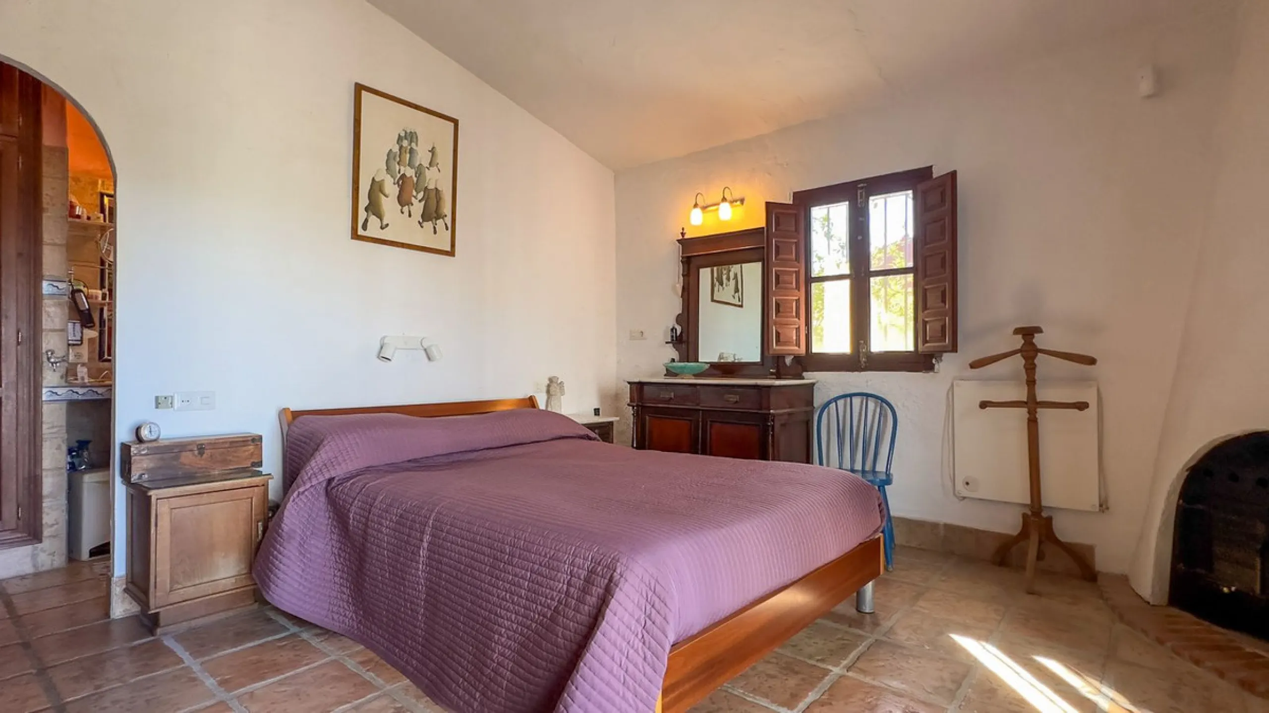 This hidden gem is nestled in a green oasis of nearly 4000m2, located 5 km from the lively village of Alhaurin el Grande, 20 km from the beaches of La Cala de Mijas, and 30 km from Malaga airport. Behind the walls of this historic estate lies a verdant wo