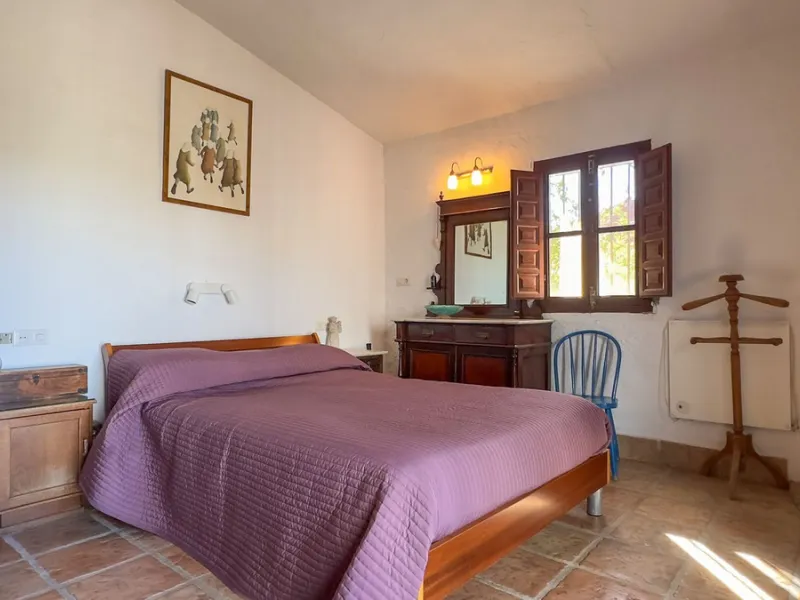 This hidden gem is nestled in a green oasis of nearly 4000m2, located 5 km from the lively village of Alhaurin el Grande, 20 km from the beaches of La Cala de Mijas, and 30 km from Malaga airport. Behind the walls of this historic estate lies a verdant wo