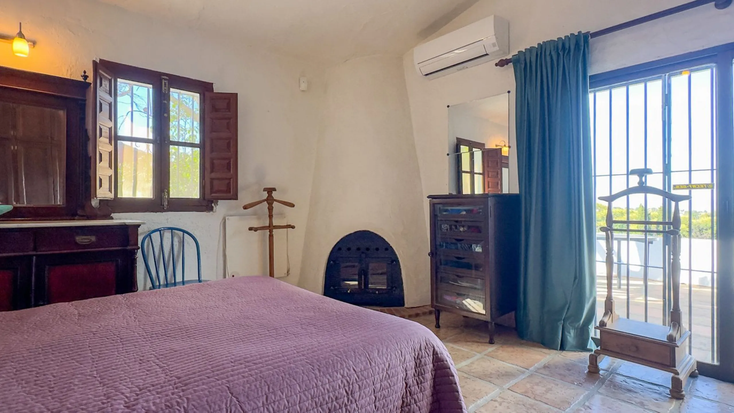 This hidden gem is nestled in a green oasis of nearly 4000m2, located 5 km from the lively village of Alhaurin el Grande, 20 km from the beaches of La Cala de Mijas, and 30 km from Malaga airport. Behind the walls of this historic estate lies a verdant wo