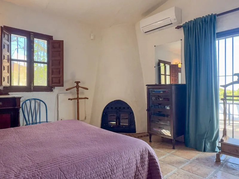 This hidden gem is nestled in a green oasis of nearly 4000m2, located 5 km from the lively village of Alhaurin el Grande, 20 km from the beaches of La Cala de Mijas, and 30 km from Malaga airport. Behind the walls of this historic estate lies a verdant wo
