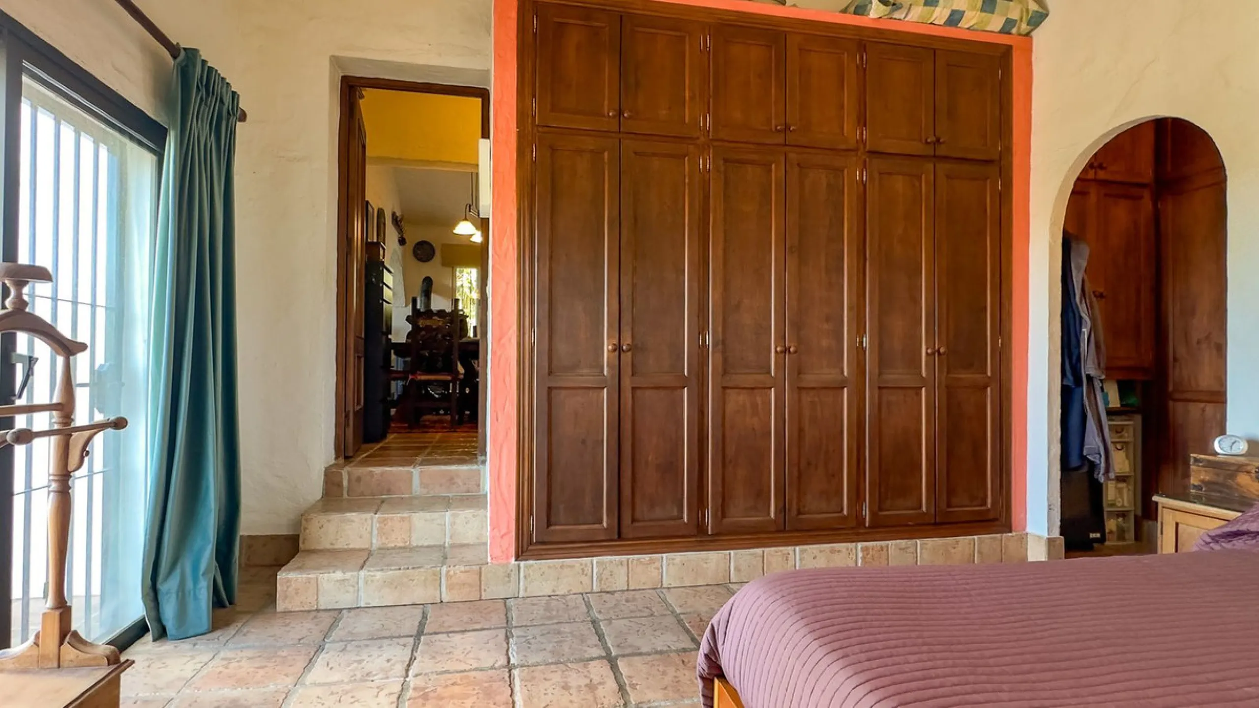 This hidden gem is nestled in a green oasis of nearly 4000m2, located 5 km from the lively village of Alhaurin el Grande, 20 km from the beaches of La Cala de Mijas, and 30 km from Malaga airport. Behind the walls of this historic estate lies a verdant wo