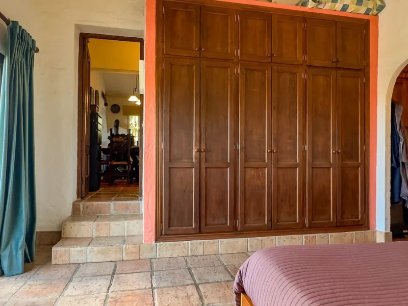 This hidden gem is nestled in a green oasis of nearly 4000m2, located 5 km from the lively village of Alhaurin el Grande, 20 km from the beaches of La Cala de Mijas, and 30 km from Malaga airport. Behind the walls of this historic estate lies a verdant wo