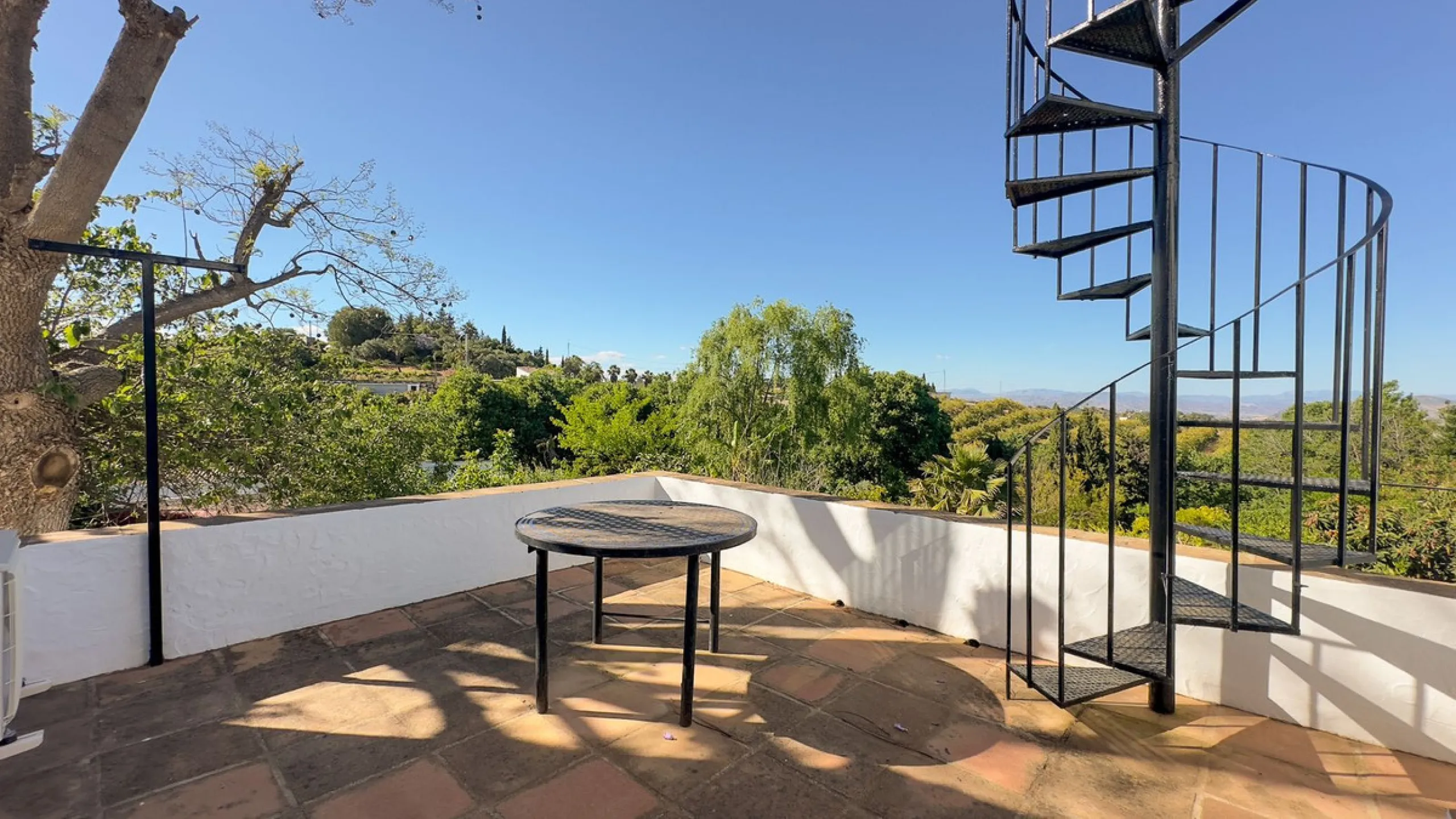 This hidden gem is nestled in a green oasis of nearly 4000m2, located 5 km from the lively village of Alhaurin el Grande, 20 km from the beaches of La Cala de Mijas, and 30 km from Malaga airport. Behind the walls of this historic estate lies a verdant wo