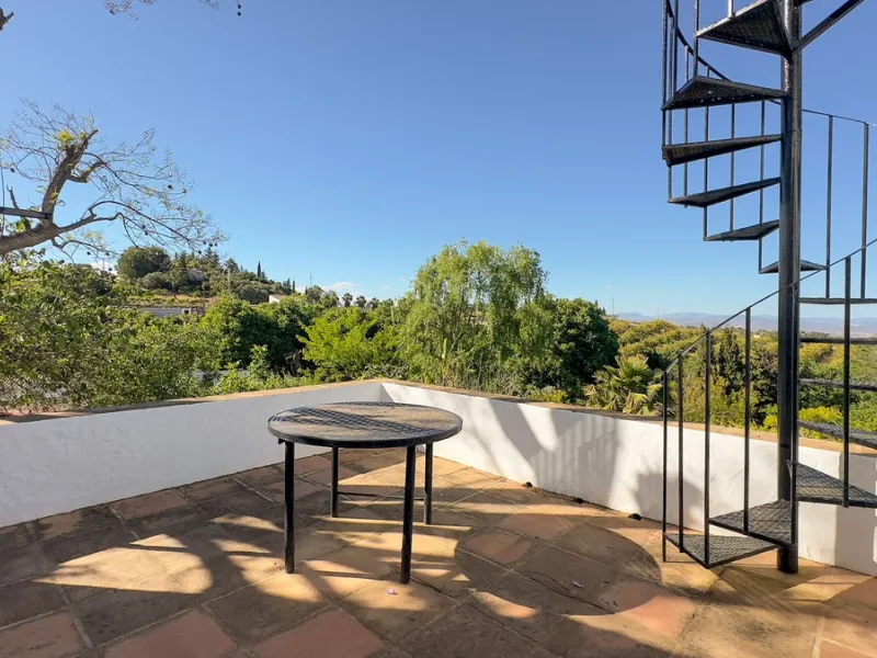 This hidden gem is nestled in a green oasis of nearly 4000m2, located 5 km from the lively village of Alhaurin el Grande, 20 km from the beaches of La Cala de Mijas, and 30 km from Malaga airport. Behind the walls of this historic estate lies a verdant wo