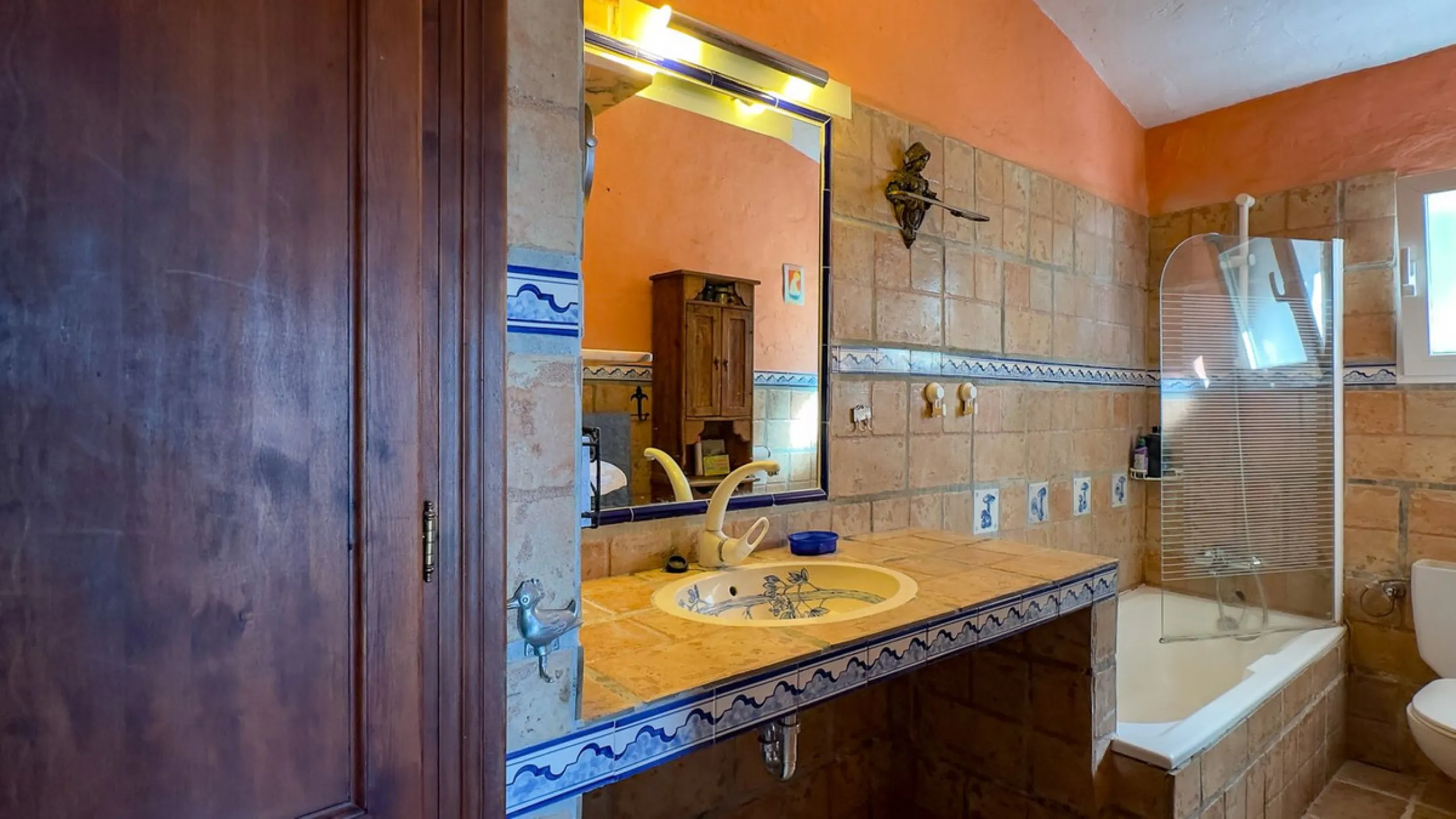 This hidden gem is nestled in a green oasis of nearly 4000m2, located 5 km from the lively village of Alhaurin el Grande, 20 km from the beaches of La Cala de Mijas, and 30 km from Malaga airport. Behind the walls of this historic estate lies a verdant wo