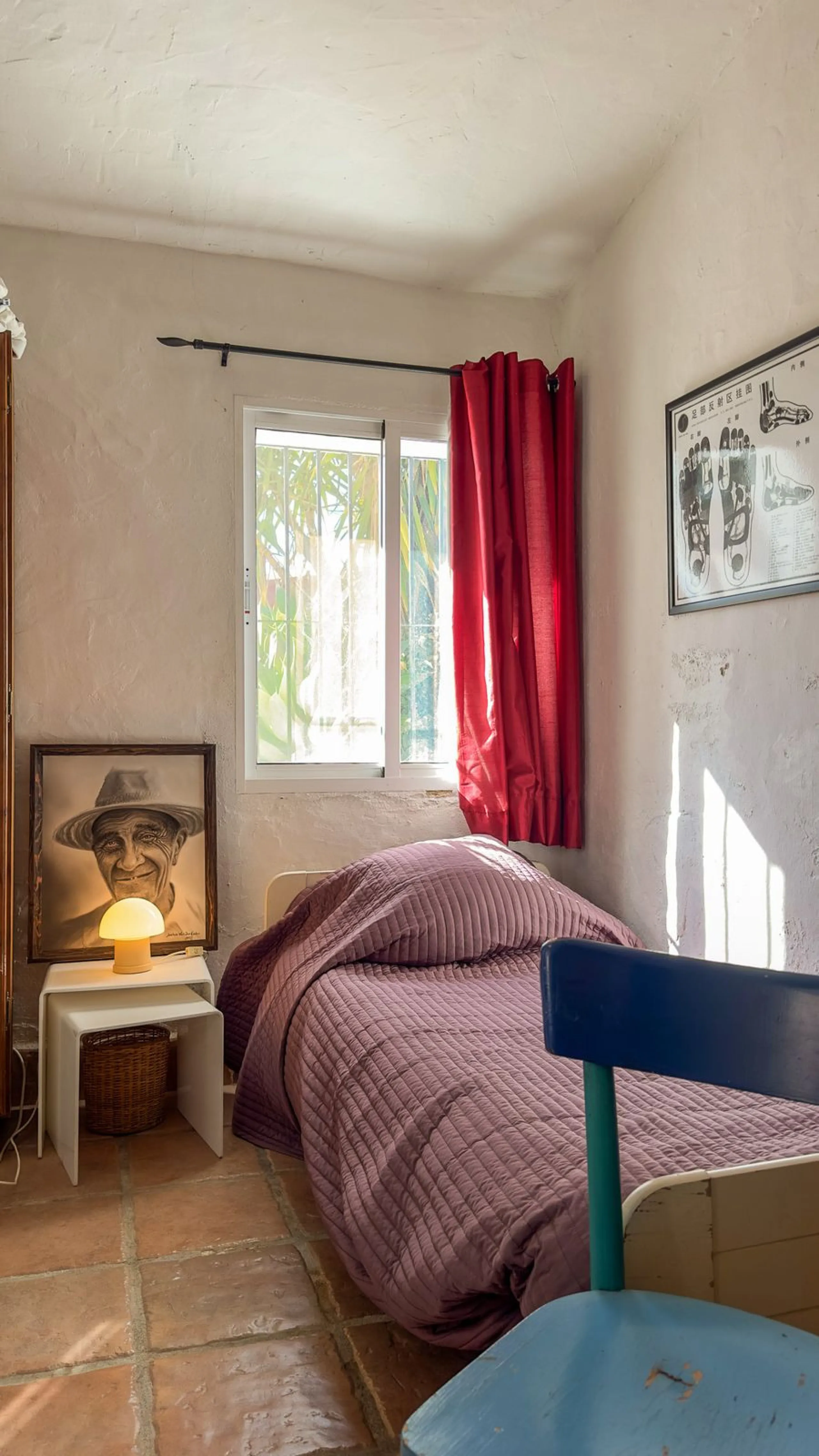 This hidden gem is nestled in a green oasis of nearly 4000m2, located 5 km from the lively village of Alhaurin el Grande, 20 km from the beaches of La Cala de Mijas, and 30 km from Malaga airport. Behind the walls of this historic estate lies a verdant wo