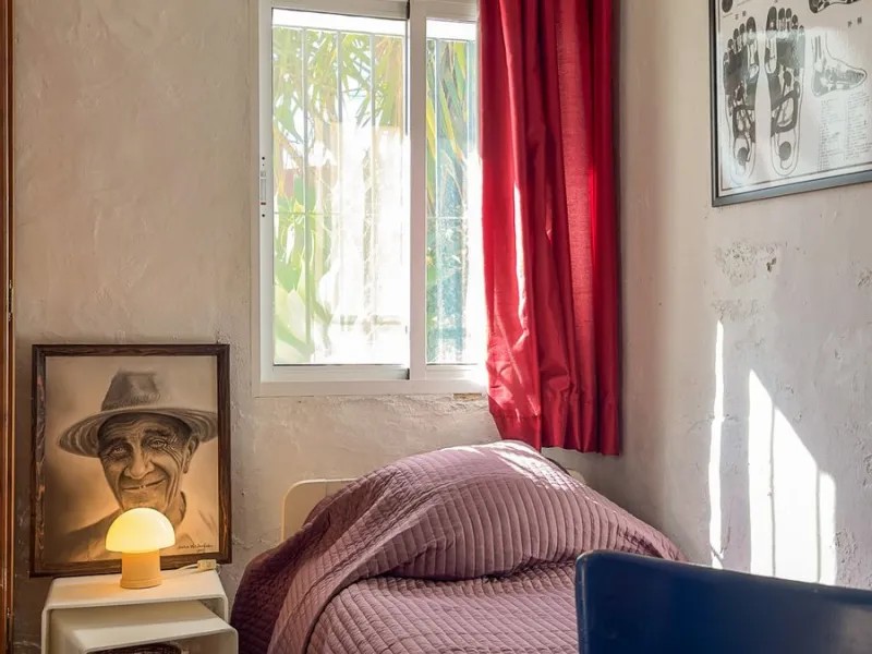 This hidden gem is nestled in a green oasis of nearly 4000m2, located 5 km from the lively village of Alhaurin el Grande, 20 km from the beaches of La Cala de Mijas, and 30 km from Malaga airport. Behind the walls of this historic estate lies a verdant wo