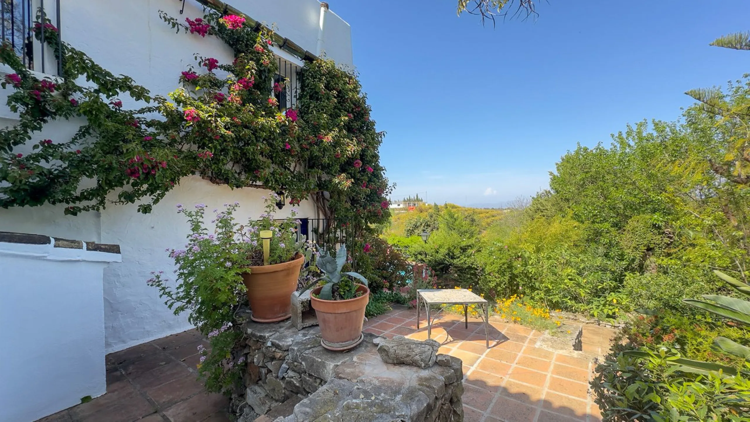 This hidden gem is nestled in a green oasis of nearly 4000m2, located 5 km from the lively village of Alhaurin el Grande, 20 km from the beaches of La Cala de Mijas, and 30 km from Malaga airport. Behind the walls of this historic estate lies a verdant wo