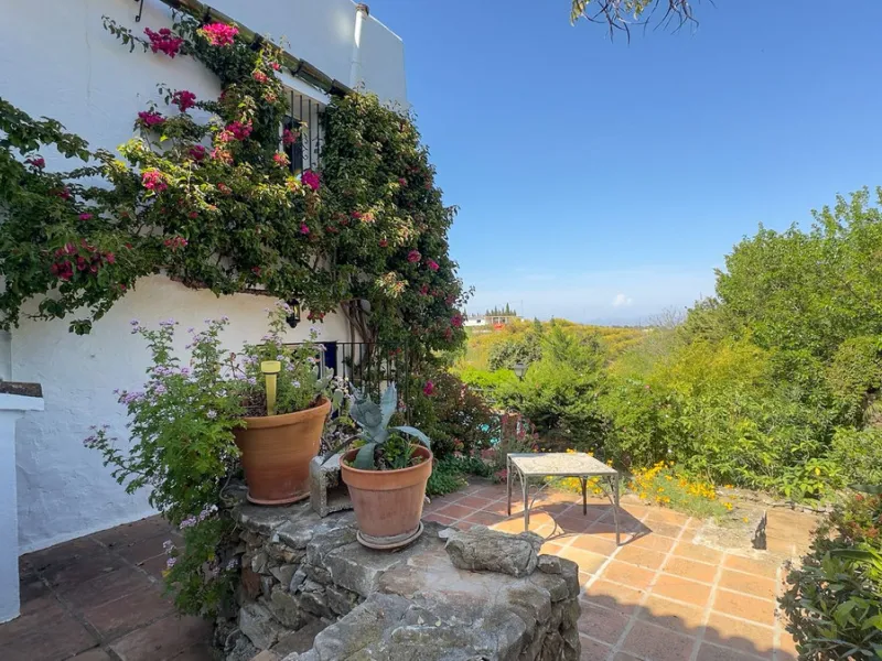 This hidden gem is nestled in a green oasis of nearly 4000m2, located 5 km from the lively village of Alhaurin el Grande, 20 km from the beaches of La Cala de Mijas, and 30 km from Malaga airport. Behind the walls of this historic estate lies a verdant wo