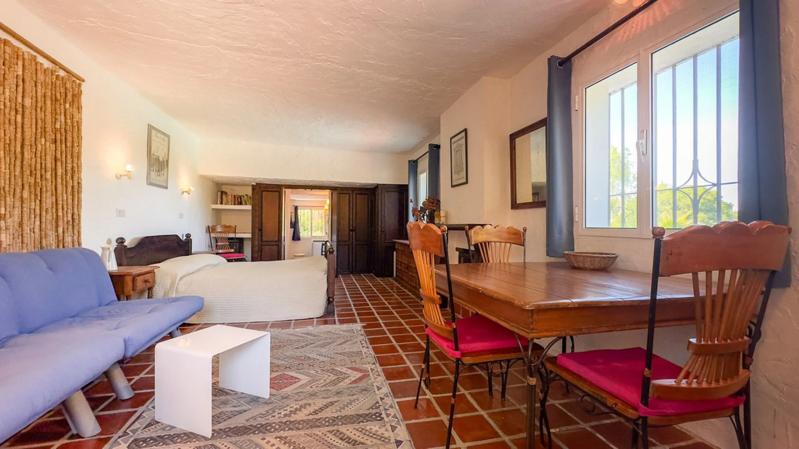 This hidden gem is nestled in a green oasis of nearly 4000m2, located 5 km from the lively village of Alhaurin el Grande, 20 km from the beaches of La Cala de Mijas, and 30 km from Malaga airport. Behind the walls of this historic estate lies a verdant wo