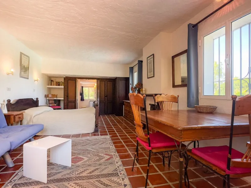 This hidden gem is nestled in a green oasis of nearly 4000m2, located 5 km from the lively village of Alhaurin el Grande, 20 km from the beaches of La Cala de Mijas, and 30 km from Malaga airport. Behind the walls of this historic estate lies a verdant wo