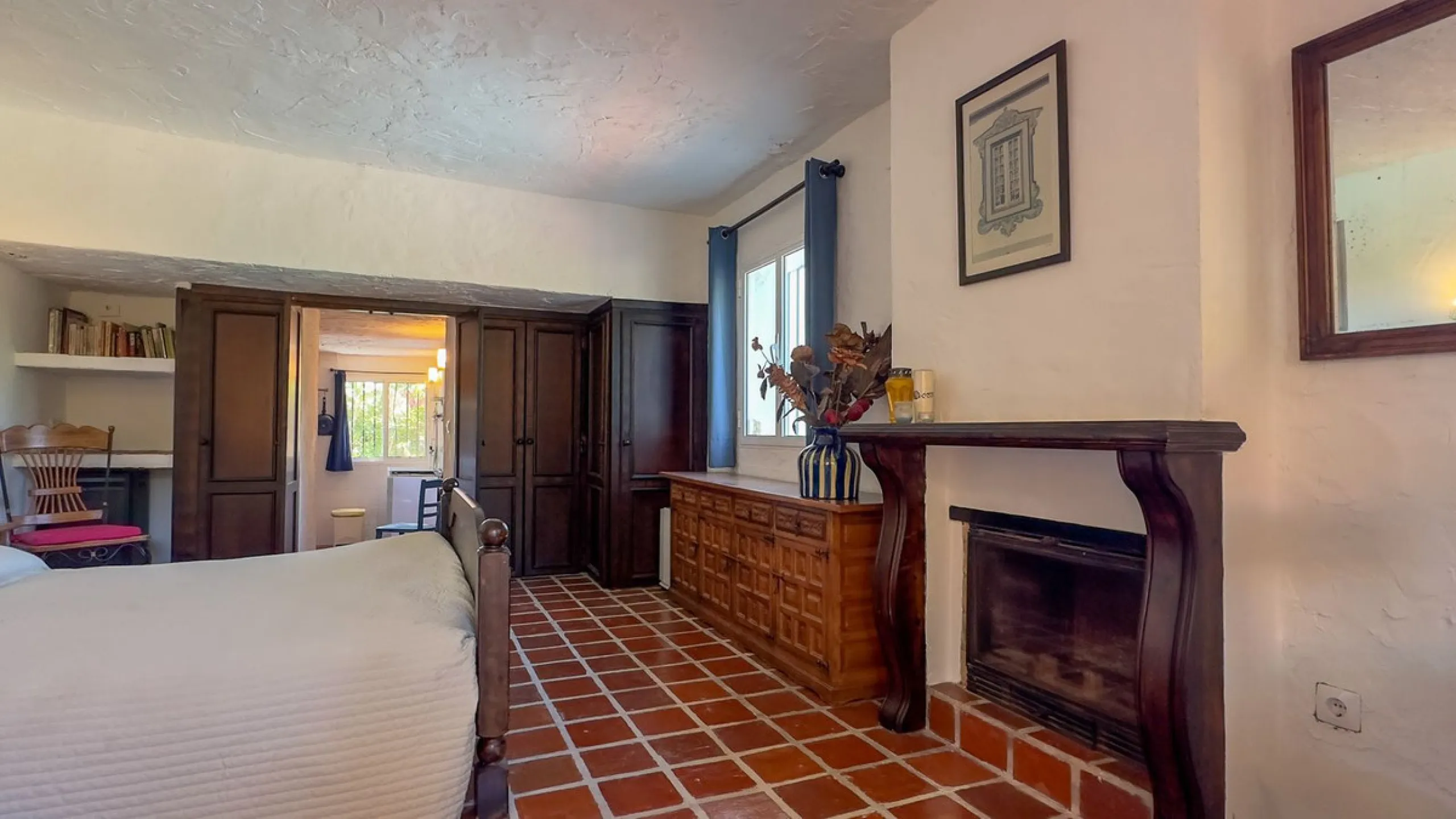 This hidden gem is nestled in a green oasis of nearly 4000m2, located 5 km from the lively village of Alhaurin el Grande, 20 km from the beaches of La Cala de Mijas, and 30 km from Malaga airport. Behind the walls of this historic estate lies a verdant wo