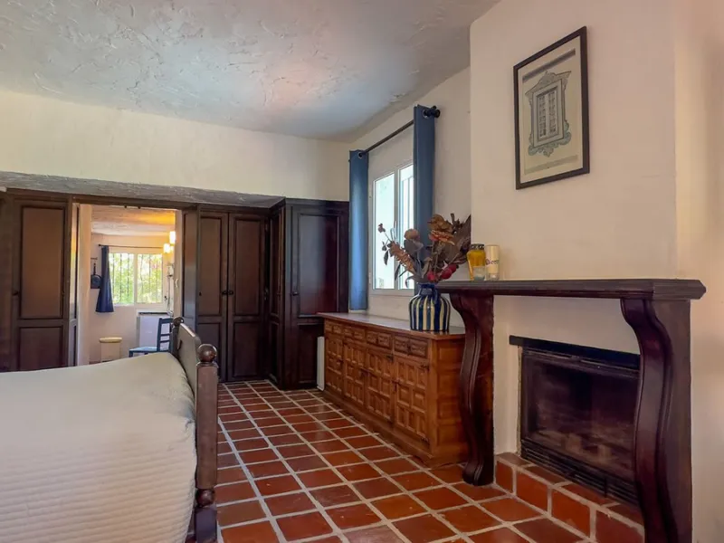 This hidden gem is nestled in a green oasis of nearly 4000m2, located 5 km from the lively village of Alhaurin el Grande, 20 km from the beaches of La Cala de Mijas, and 30 km from Malaga airport. Behind the walls of this historic estate lies a verdant wo