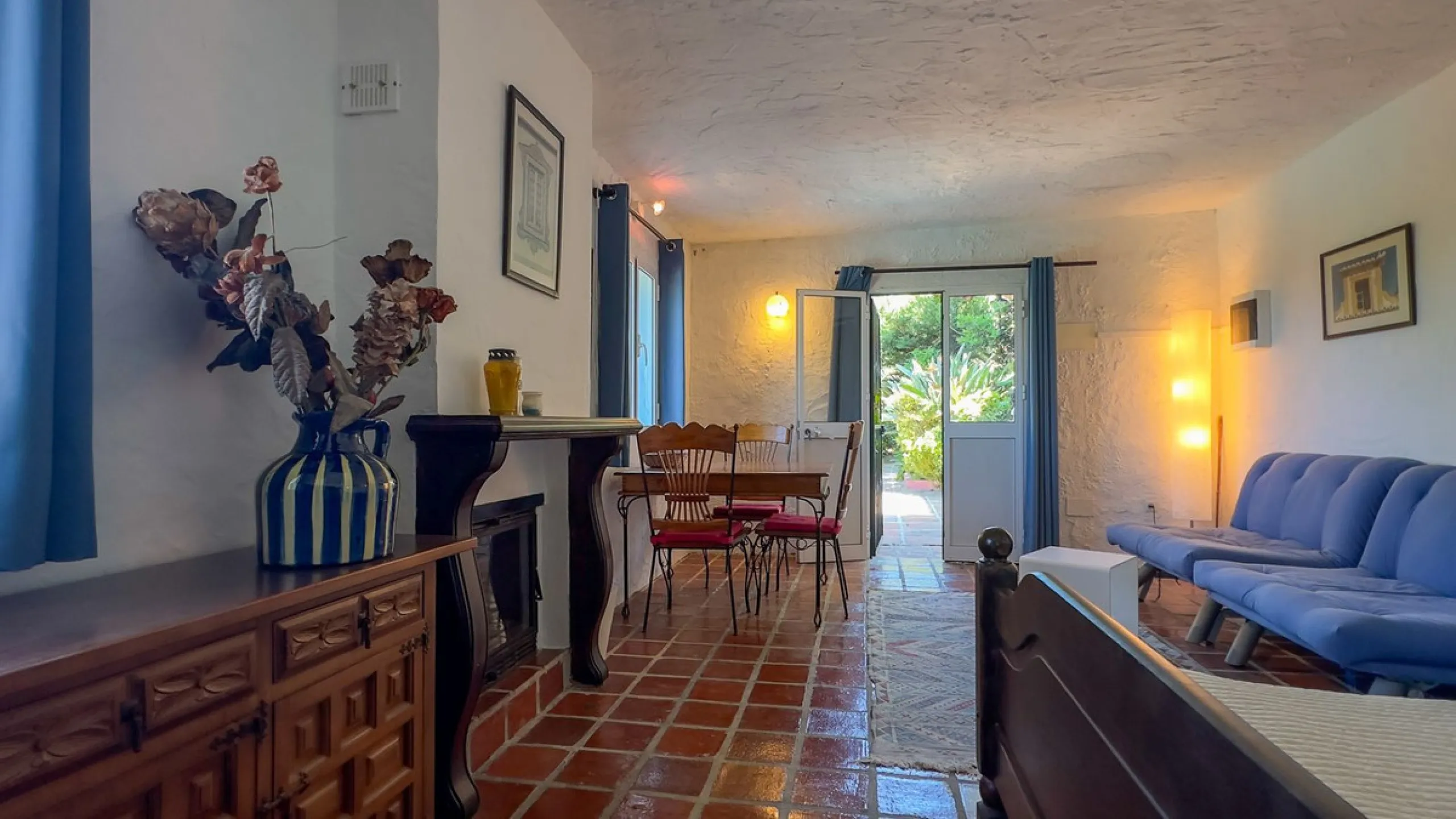 This hidden gem is nestled in a green oasis of nearly 4000m2, located 5 km from the lively village of Alhaurin el Grande, 20 km from the beaches of La Cala de Mijas, and 30 km from Malaga airport. Behind the walls of this historic estate lies a verdant wo