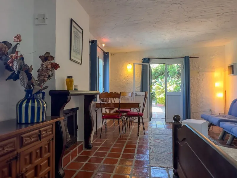 This hidden gem is nestled in a green oasis of nearly 4000m2, located 5 km from the lively village of Alhaurin el Grande, 20 km from the beaches of La Cala de Mijas, and 30 km from Malaga airport. Behind the walls of this historic estate lies a verdant wo